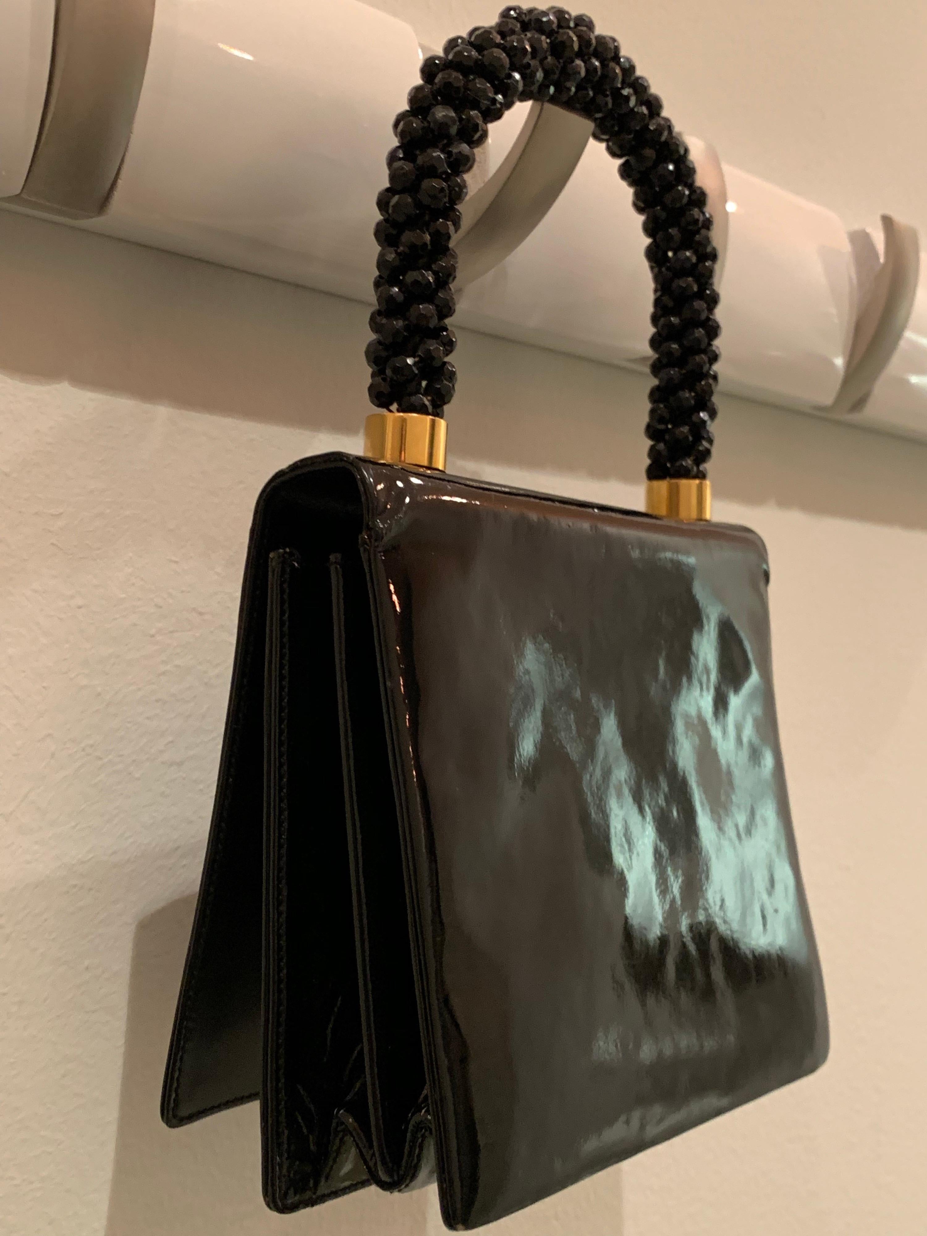 Koret - Sac à main en cuir verni noir véritable avec poignée en perles noires facettées, années 1960  en vente 1