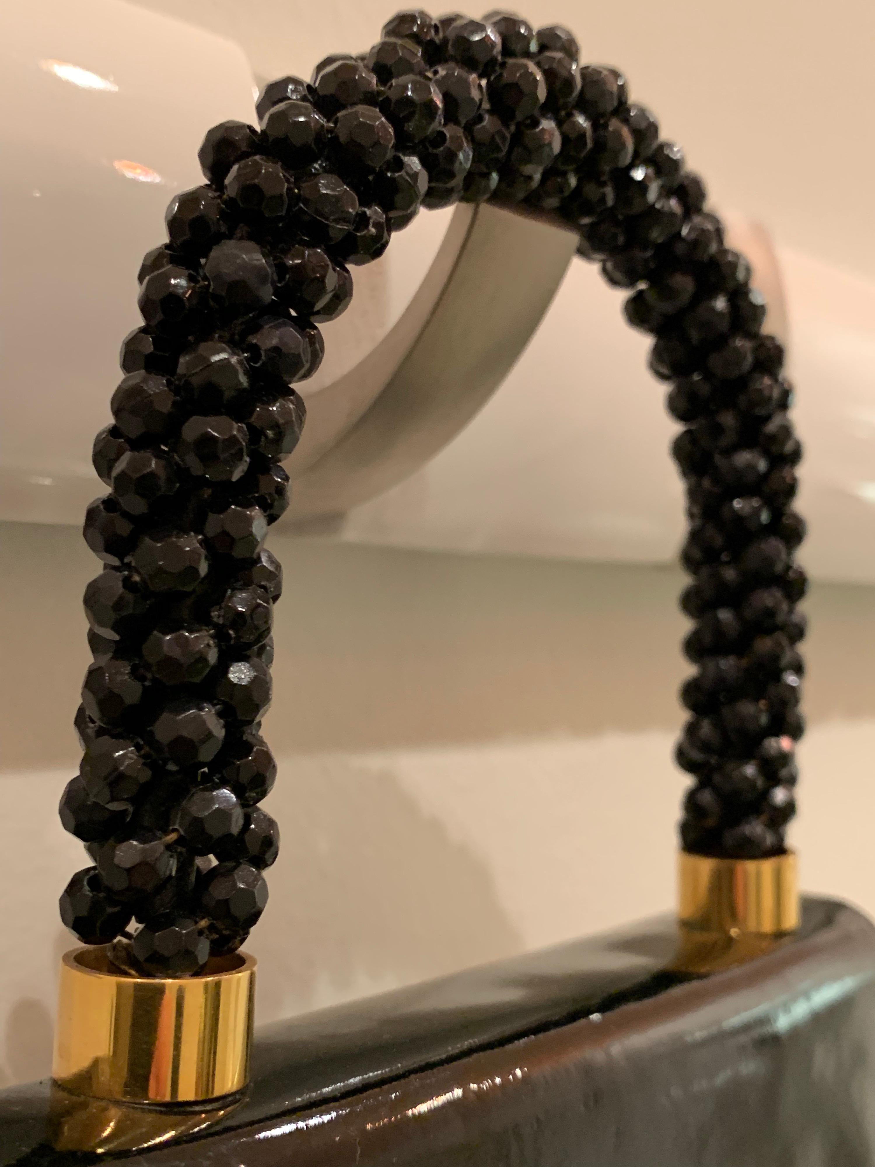 Koret - Sac à main en cuir verni noir véritable avec poignée en perles noires facettées, années 1960  en vente 2