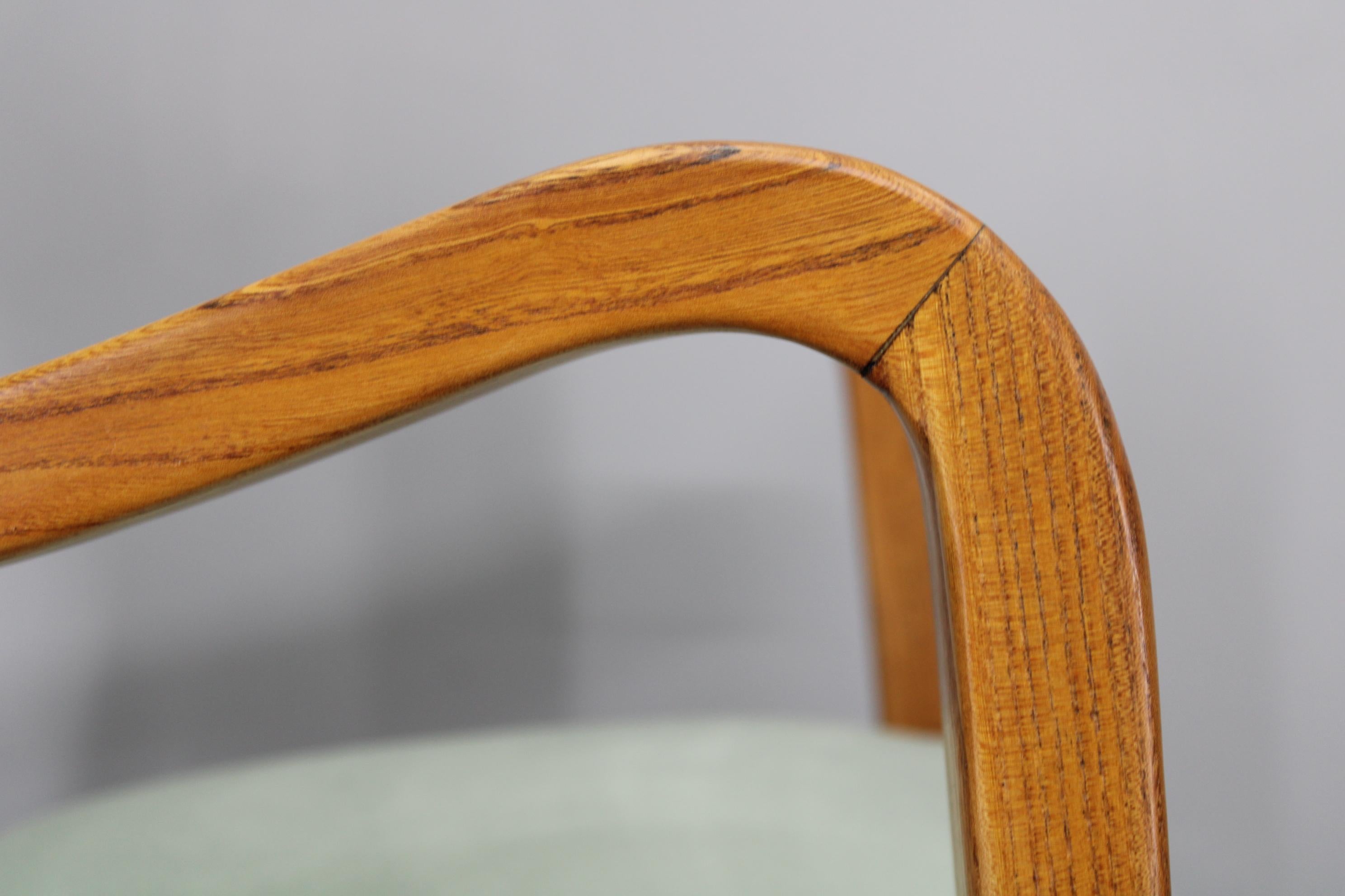 XX secolo 1960 Kozelka and Kropacek Coppia di poltrone in Oak restaurate, modello raro in vendita
