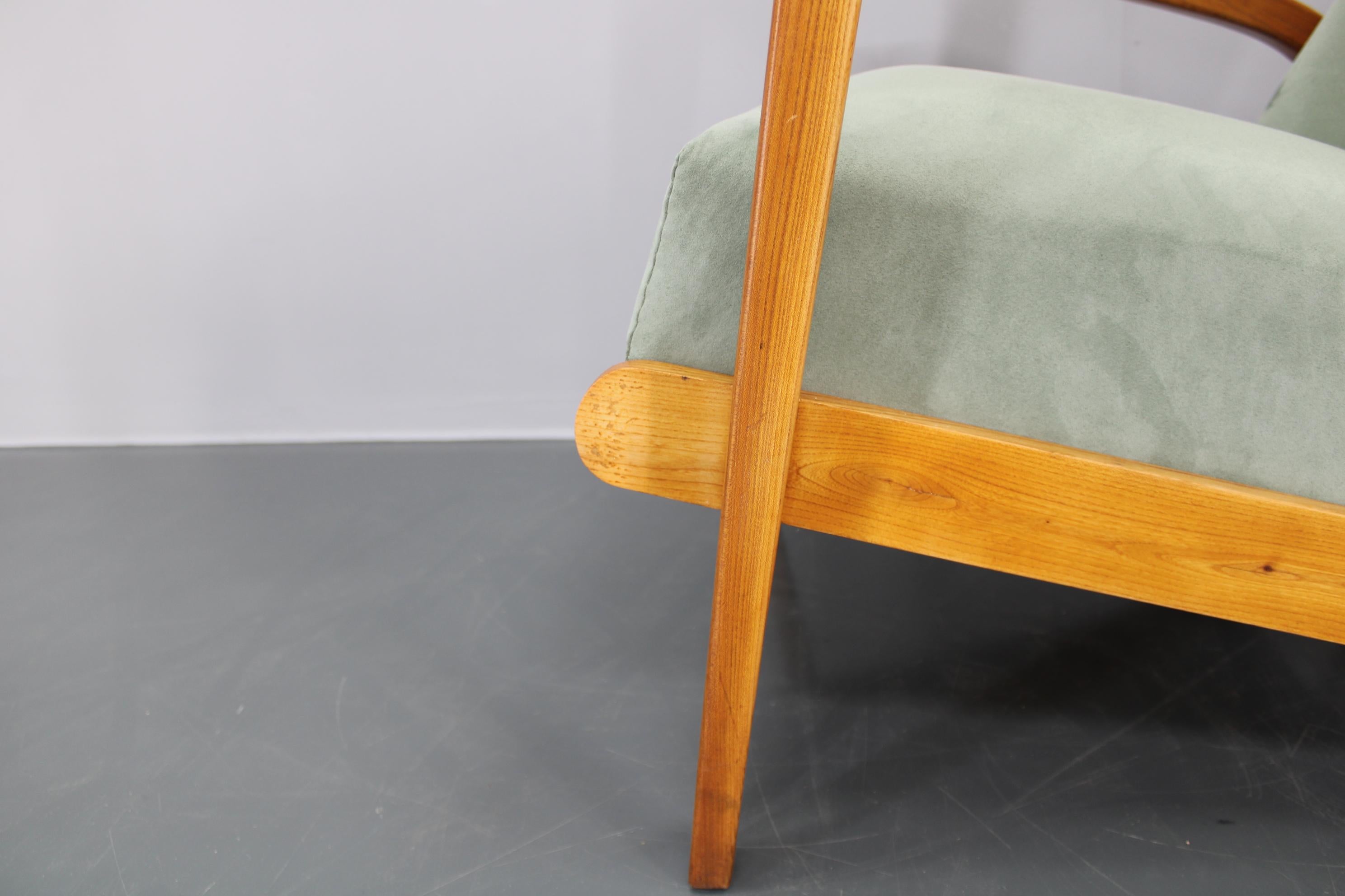 1960 Kozelka and Kropacek Coppia di poltrone in Oak restaurate, modello raro in vendita 6