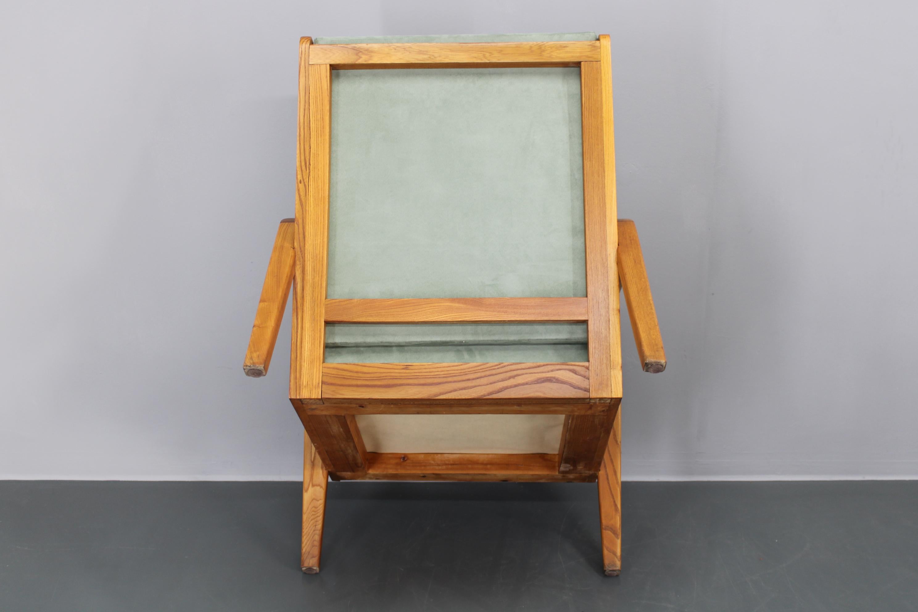 1960 Kozelka and Kropacek Coppia di poltrone in Oak restaurate, modello raro in vendita 7