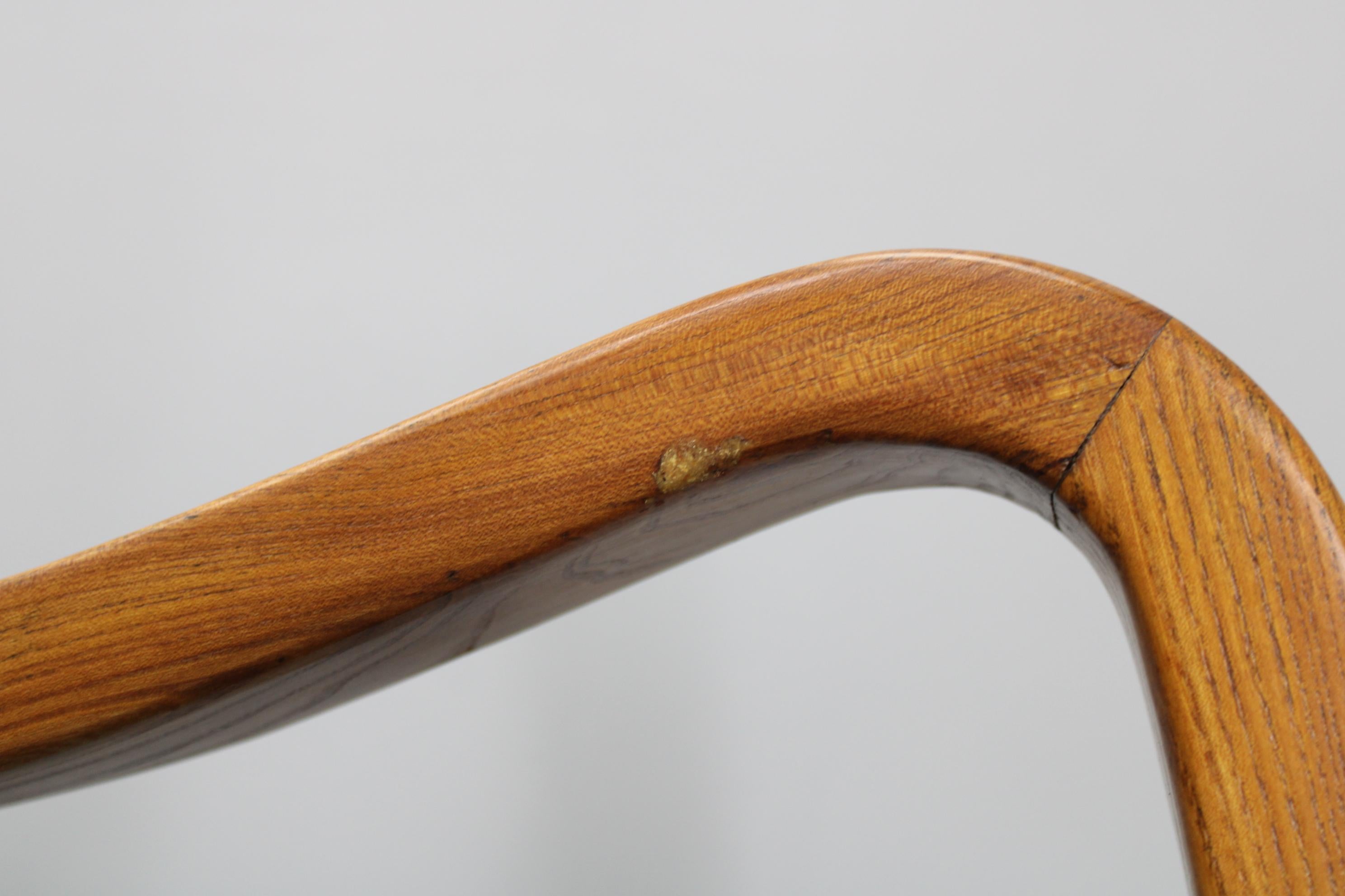 1960 Kozelka and Kropacek Coppia di poltrone in Oak restaurate, modello raro in vendita 9