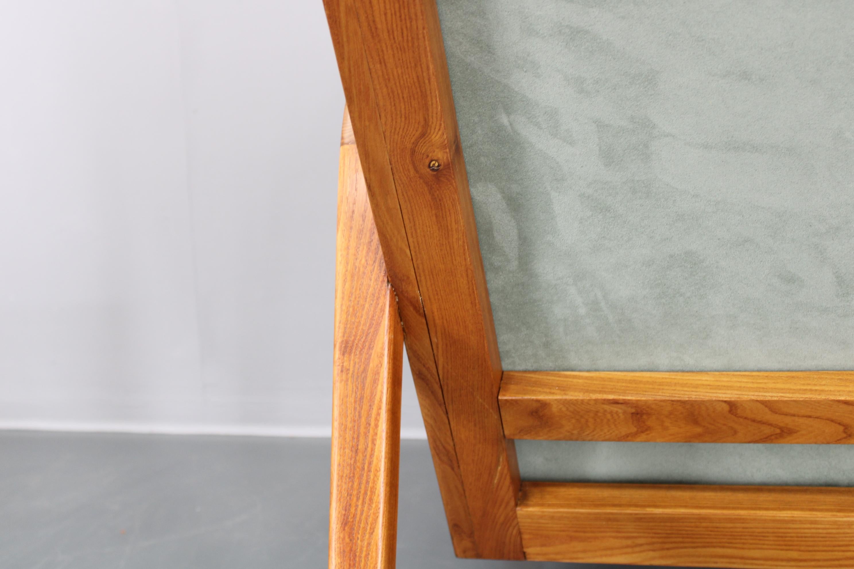 1960 Kozelka and Kropacek Coppia di poltrone in Oak restaurate, modello raro in vendita 10