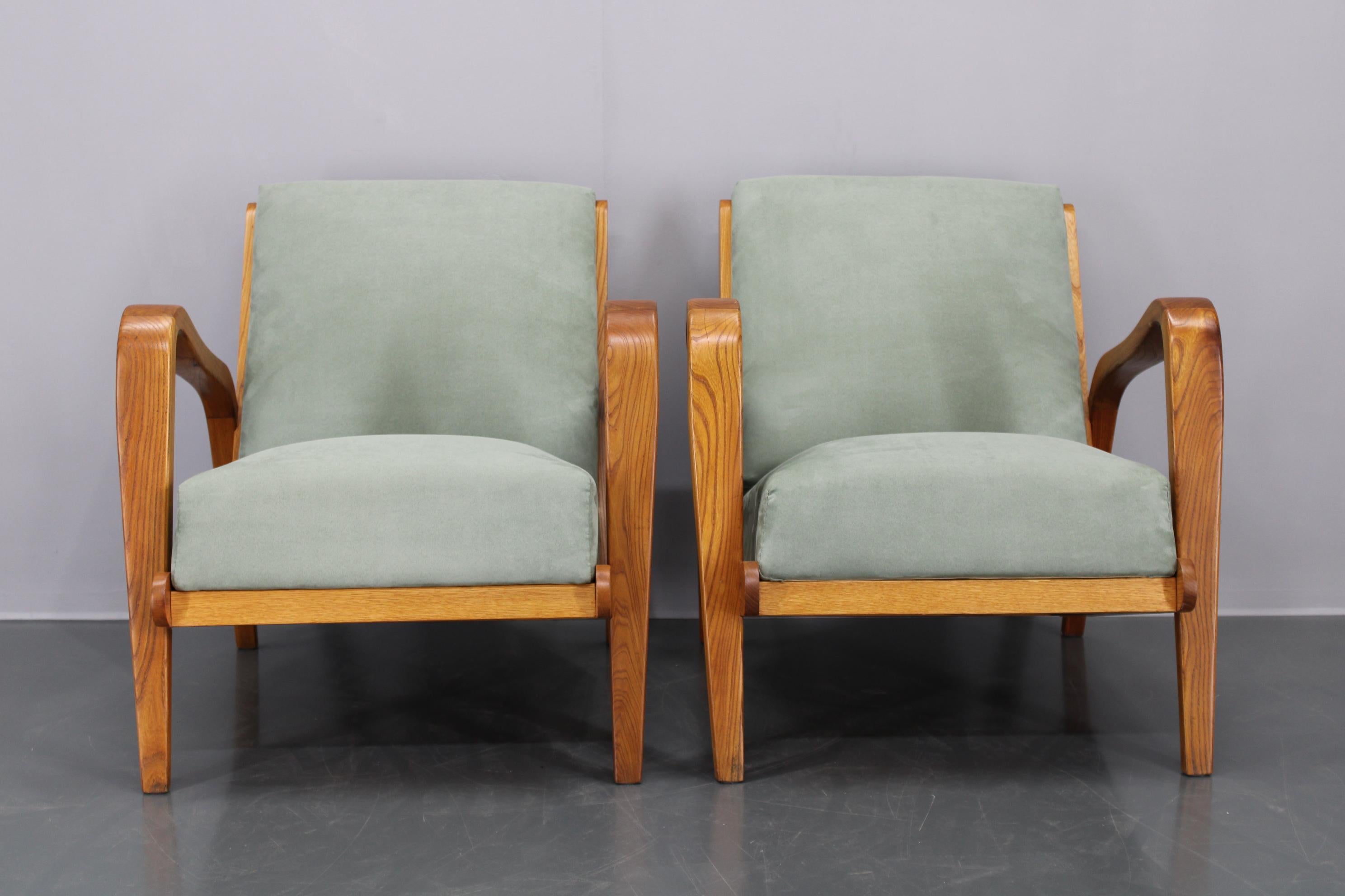 1960 Kozelka and Kropacek Coppia di poltrone in Oak restaurate, modello raro in vendita 11