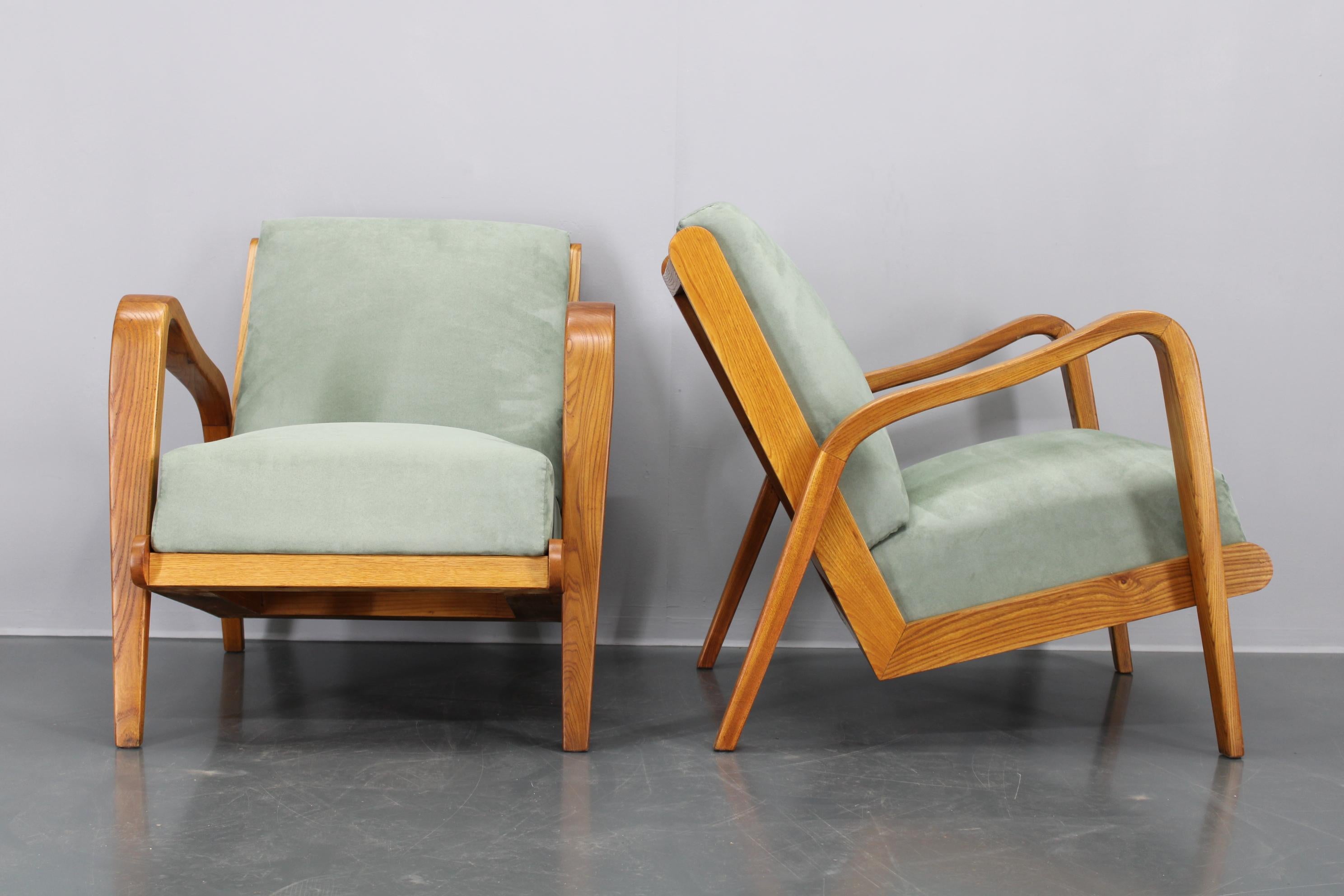 Tessuto 1960 Kozelka and Kropacek Coppia di poltrone in Oak restaurate, modello raro in vendita