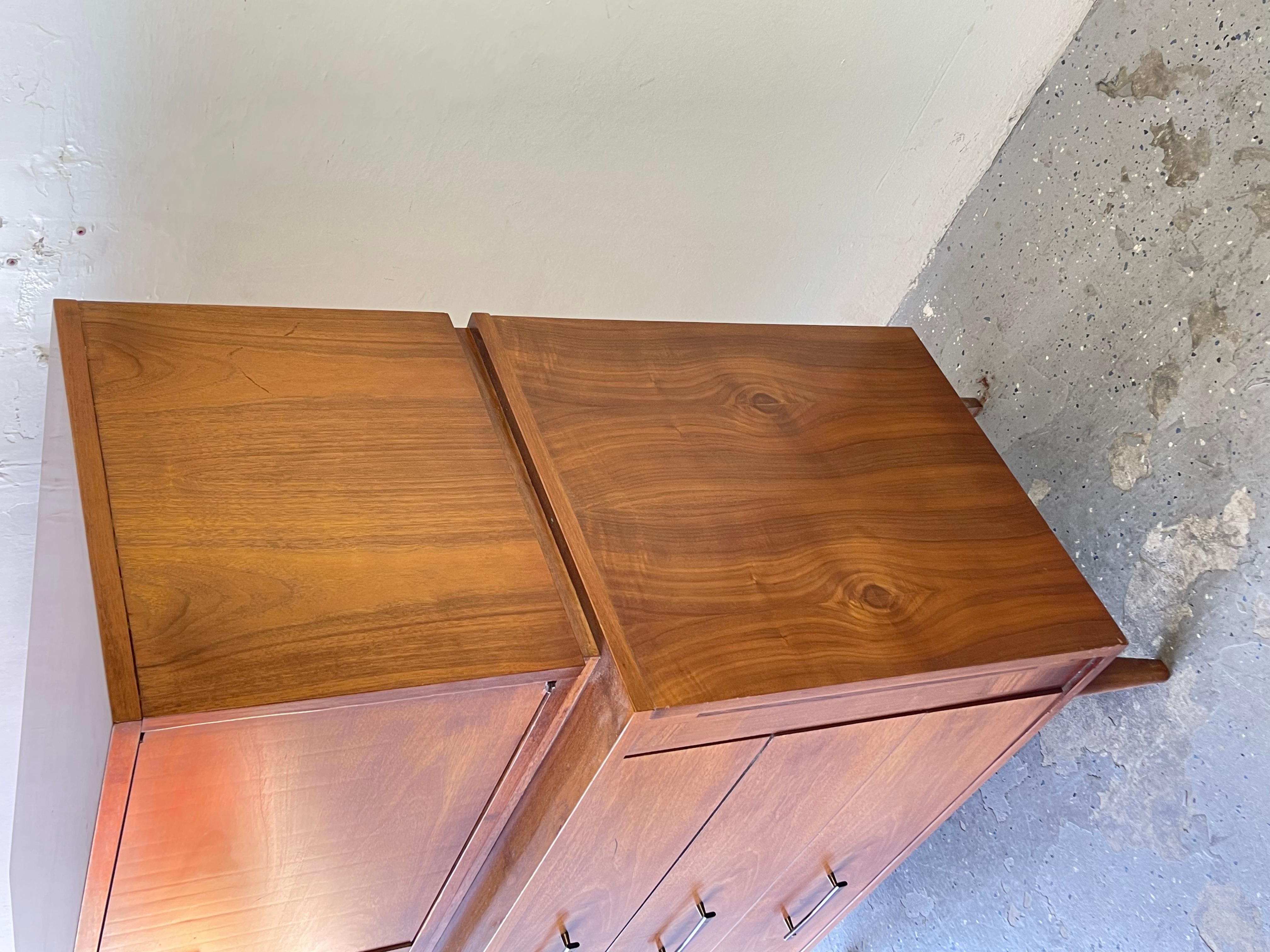 1960s Kroehler Mid-Century Modern Walnut Highboy Dresser with Rosewood Handles In Good Condition In Las Vegas, NV