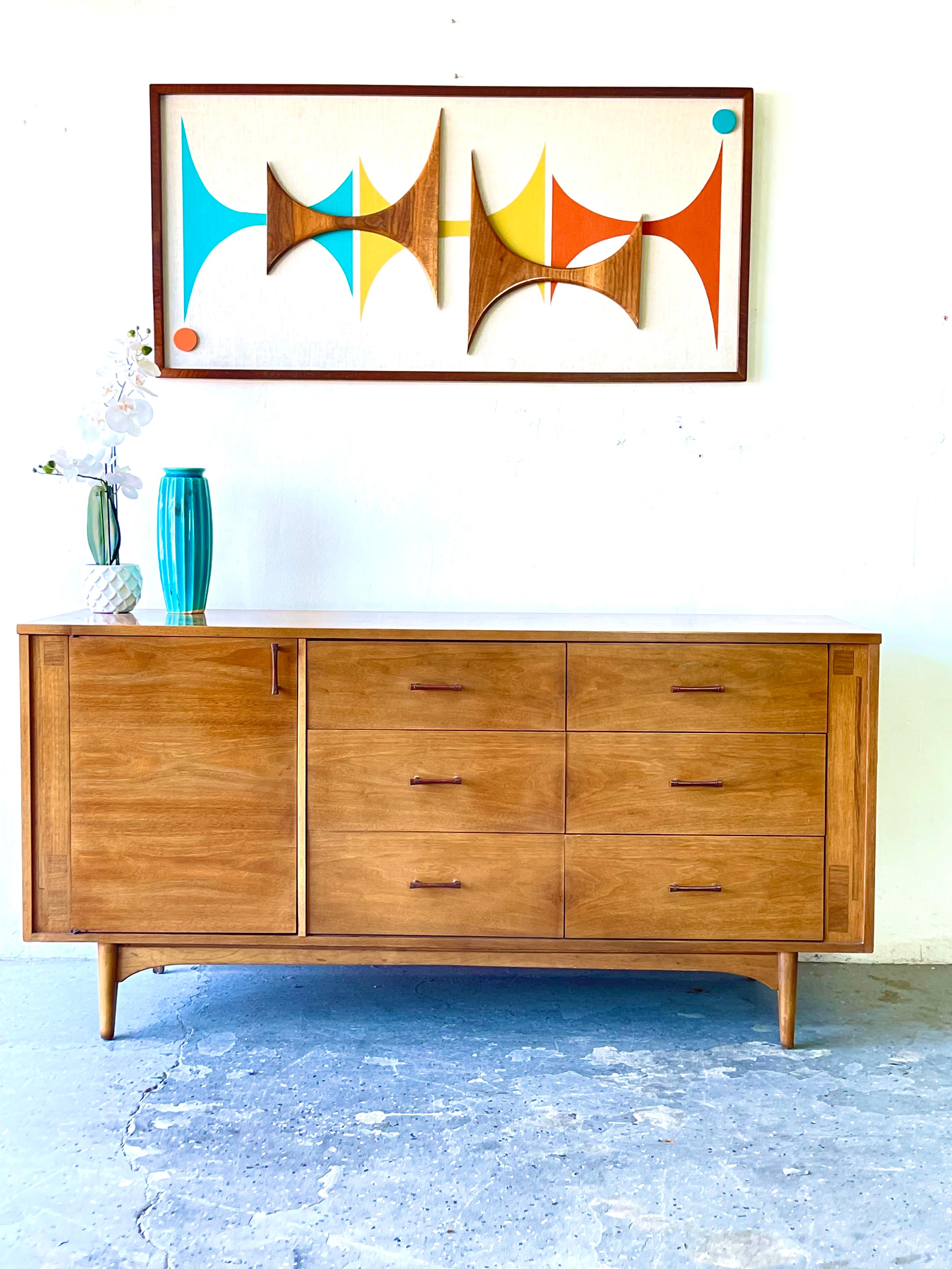 Kroehler Mid-Century Modern walnut 9 drawer Credenza dresser


High quality American Made walnut wood Gentlemen's credenza with Dovetailed drawers with inlaid Rosewood accents and Rosewood handles. 

Very nice vintage condition 

See photos