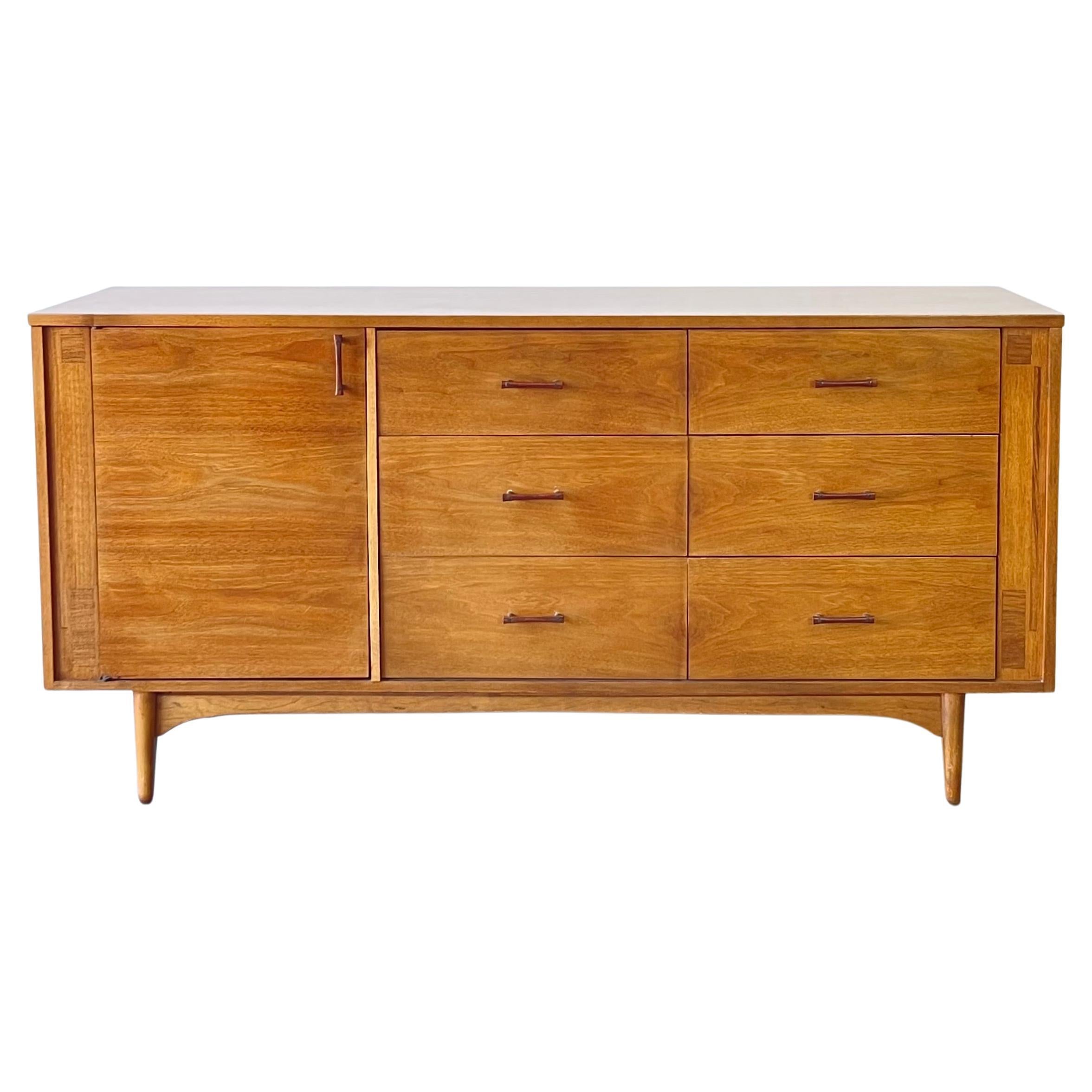 Kroehler commode basse moderne mi-siècle en noyer avec poignées en bois de rose, années 1960 en vente