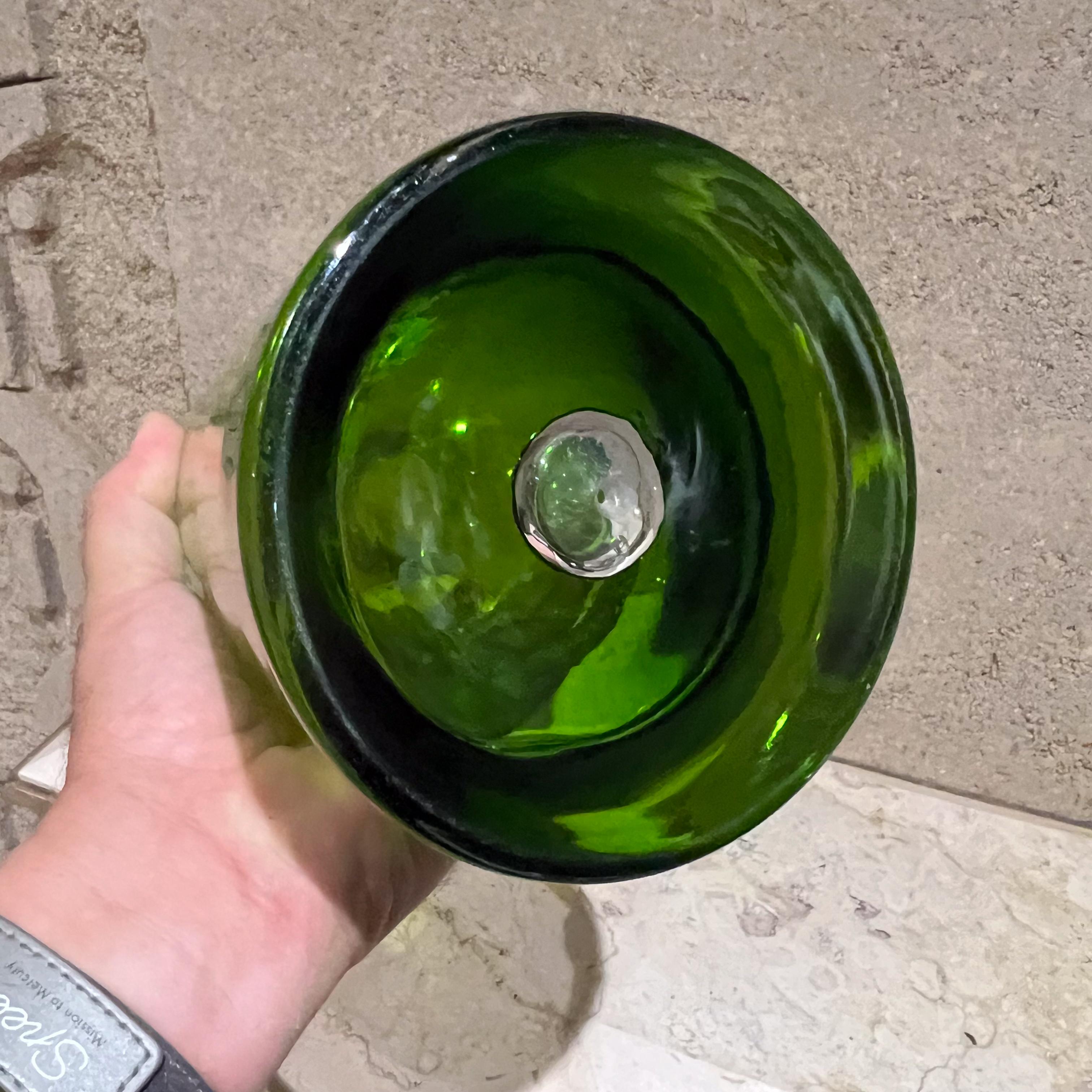 Vase vert Krosno des années 1960, verre d'art effilé Pologne en vente 3