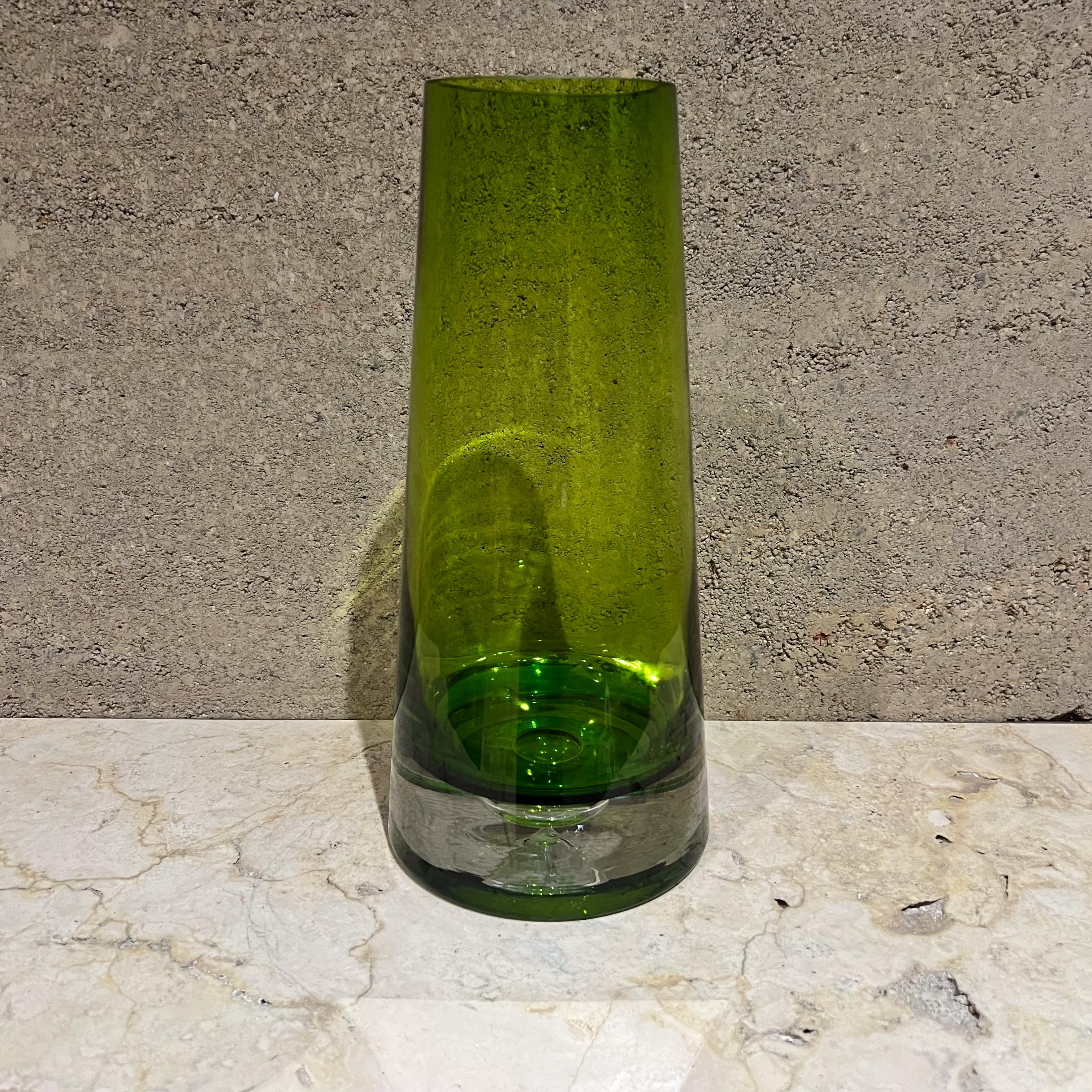 AMBIANIC présente
Krosno Poland Modern Green Vase Abstract Art Glass
Verre d'art soufflé à la main
11 h x 5 diamètre
Vintage By
Voir les images pour plus de détails