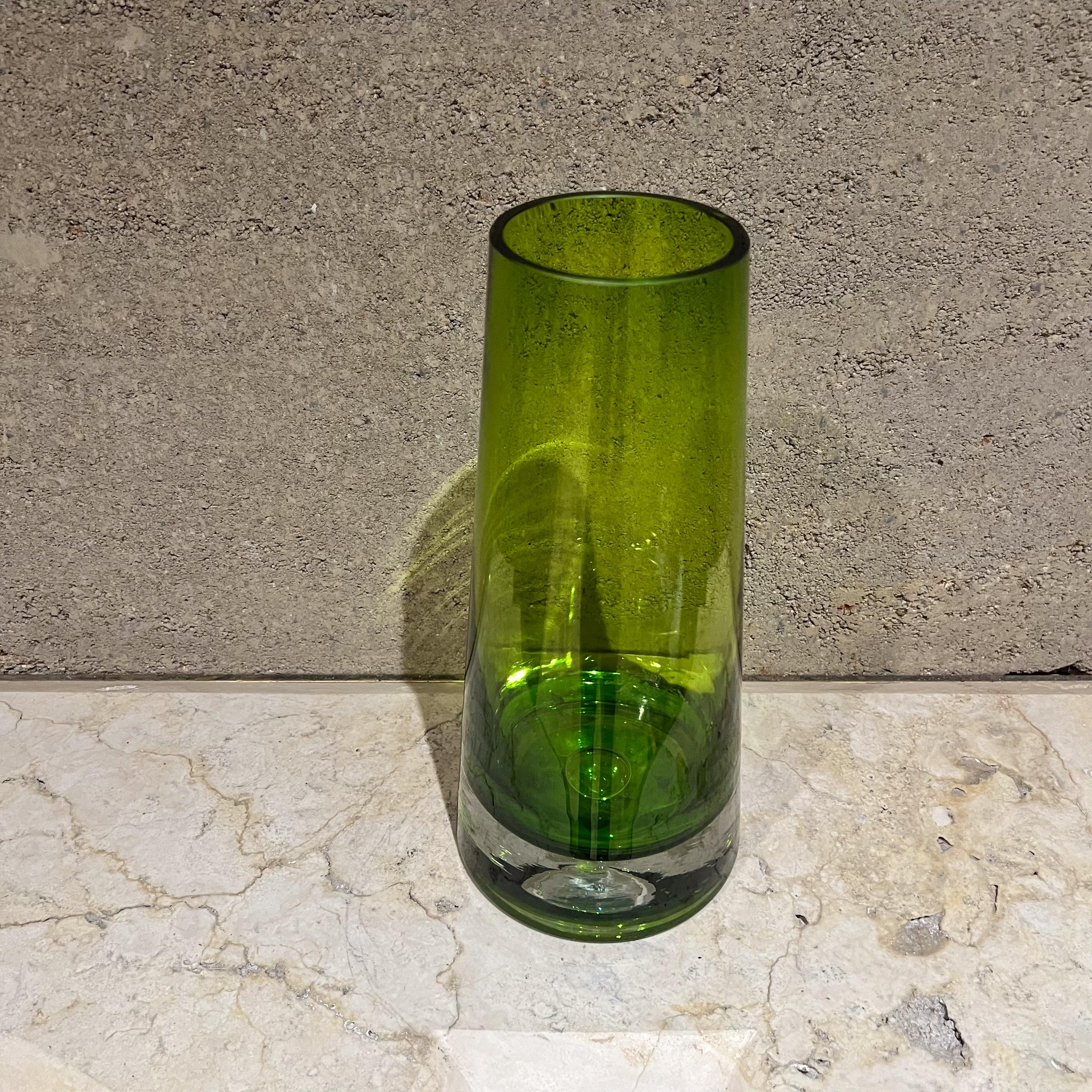 Mid-Century Modern Vase vert Krosno des années 1960, verre d'art effilé Pologne en vente