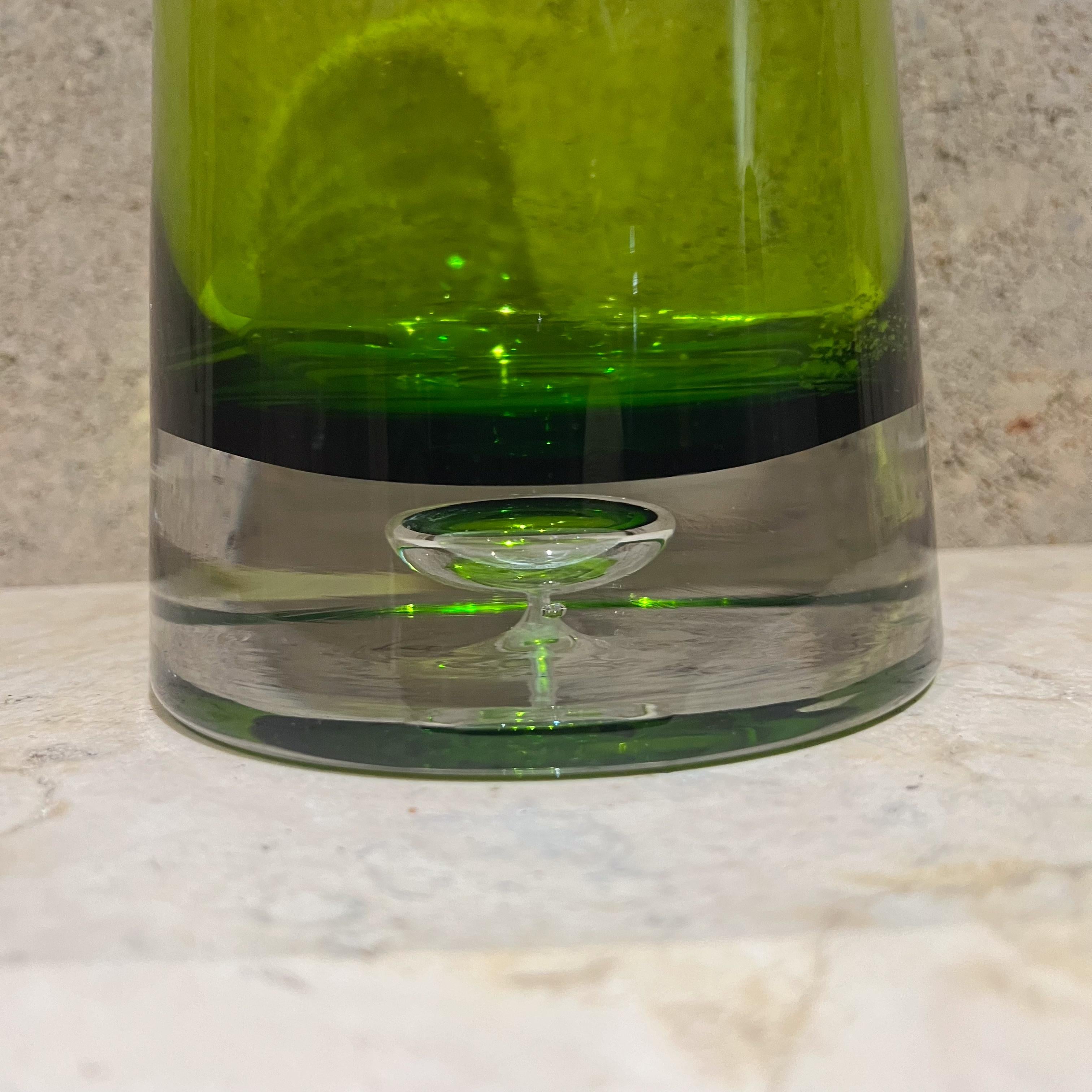 Vase vert Krosno des années 1960, verre d'art effilé Pologne Bon état - En vente à Chula Vista, CA
