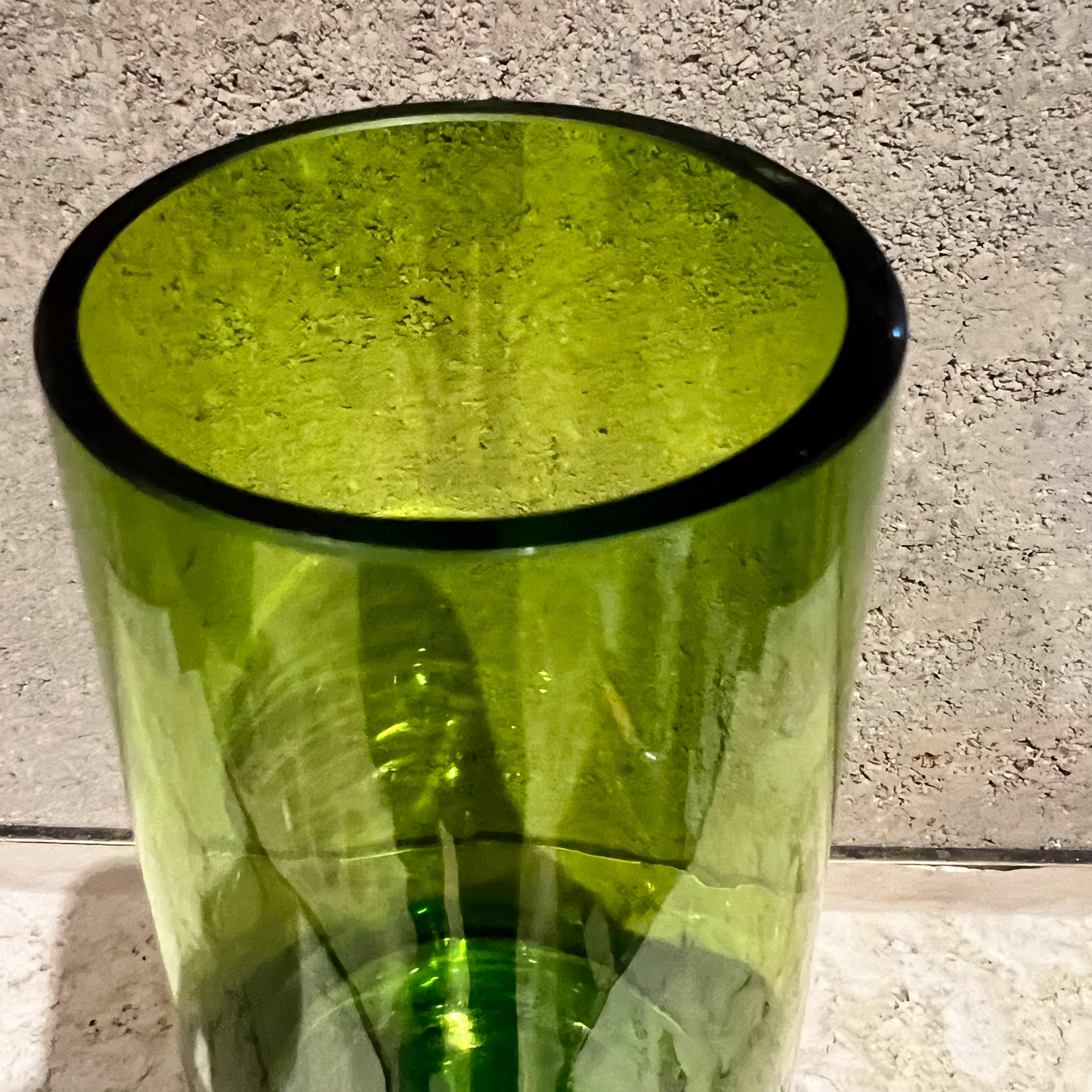Milieu du XXe siècle Vase vert Krosno des années 1960, verre d'art effilé Pologne en vente