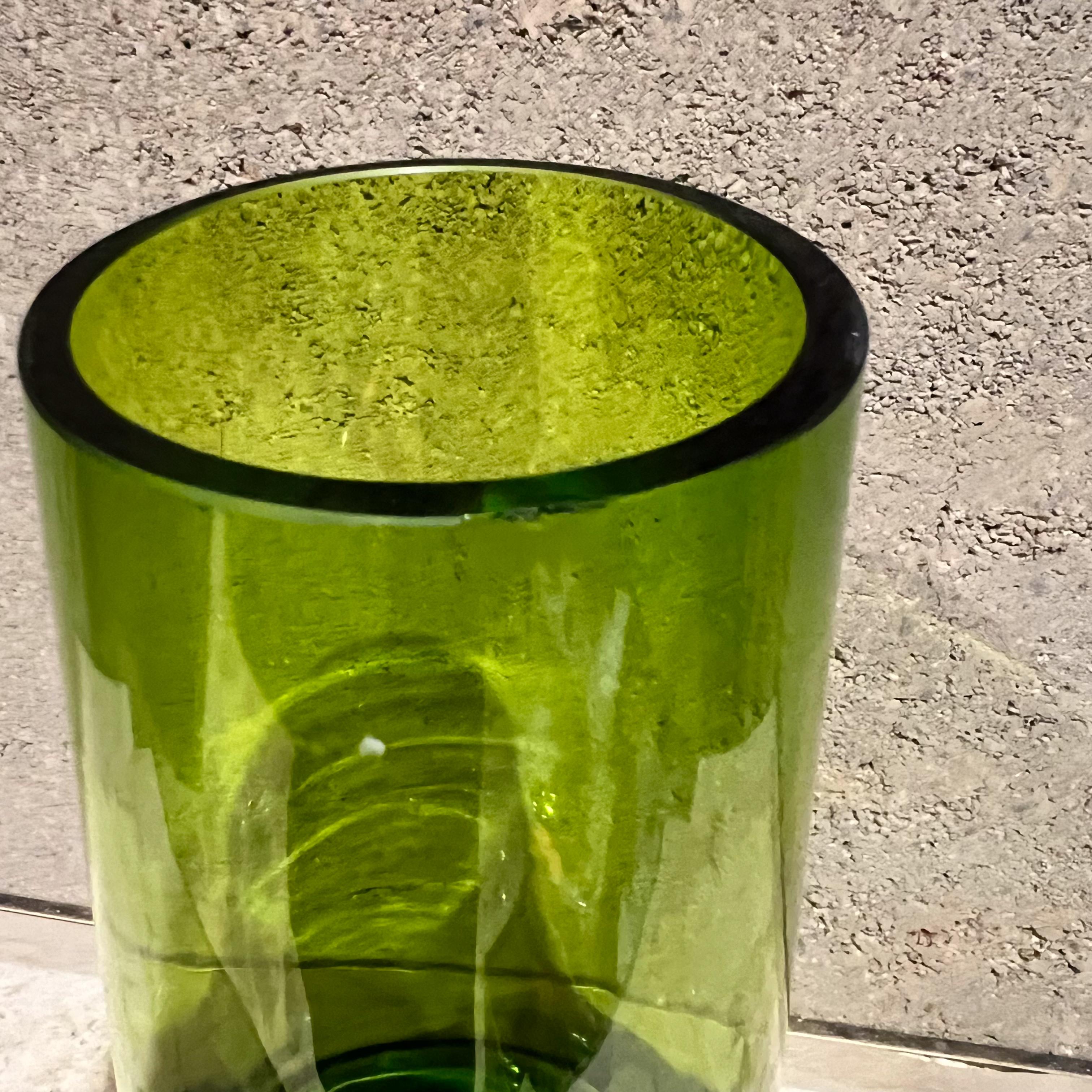 Verre d'art Vase vert Krosno des années 1960, verre d'art effilé Pologne en vente