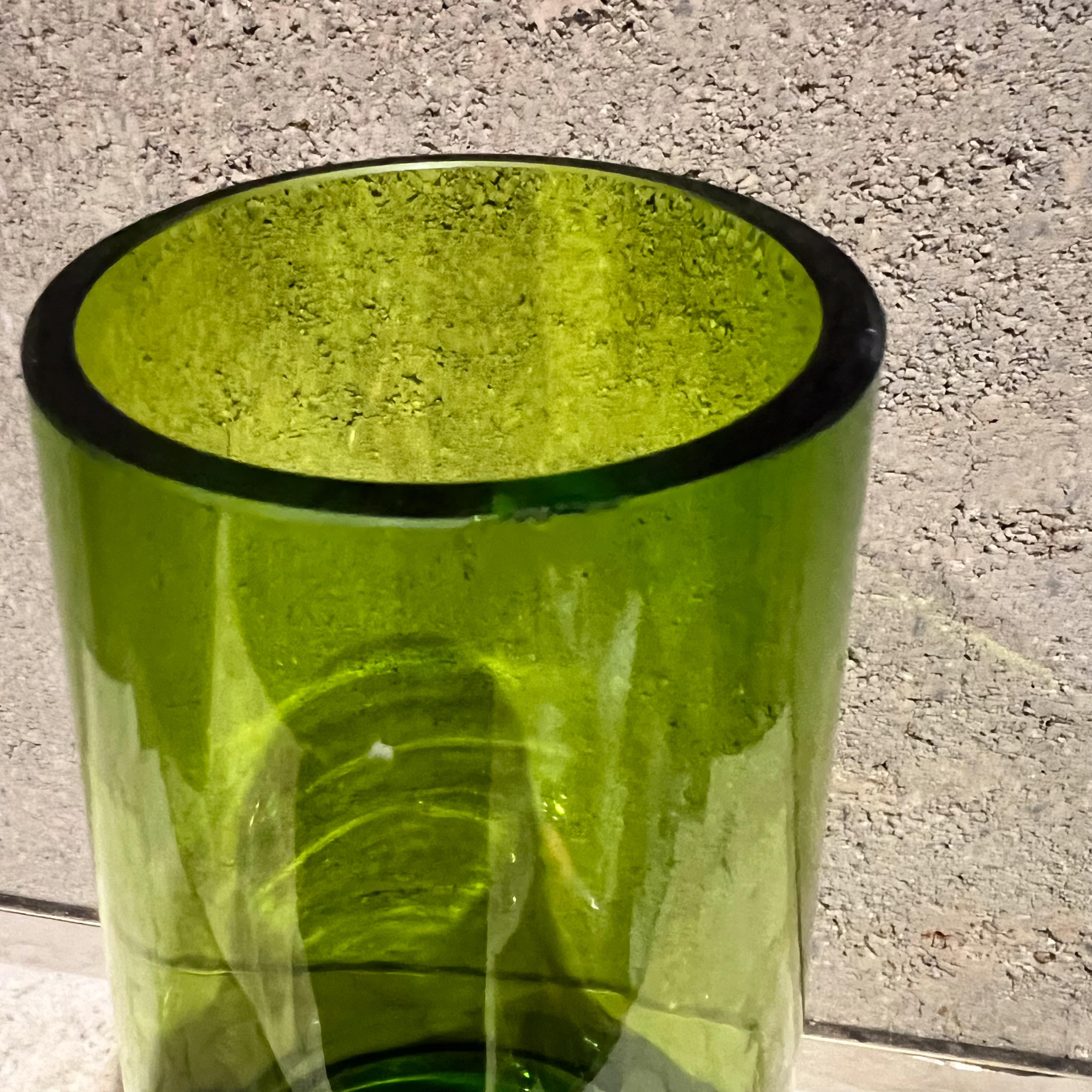 Vase vert Krosno des années 1960, verre d'art effilé Pologne en vente 1