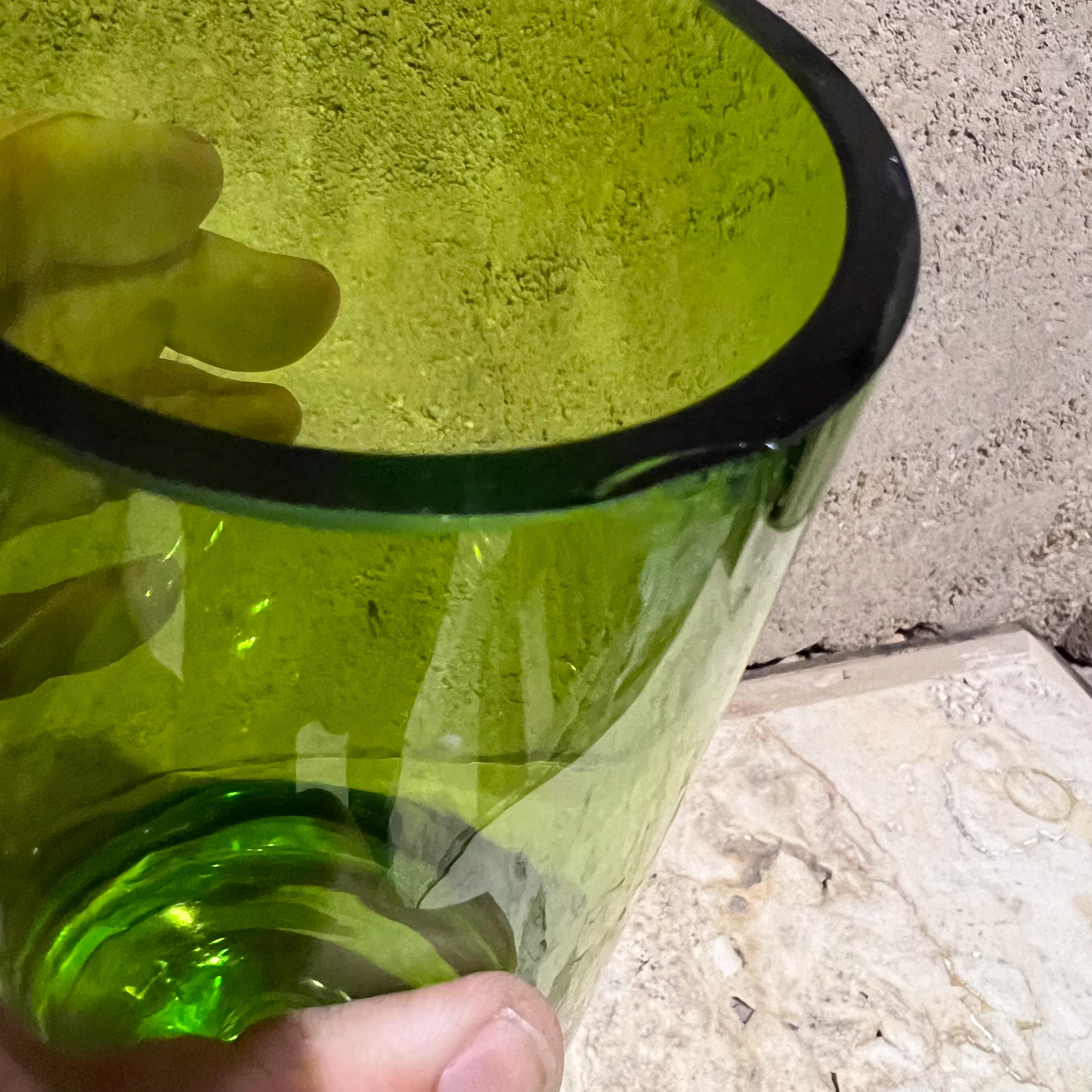 Vase vert Krosno des années 1960, verre d'art effilé Pologne en vente 2