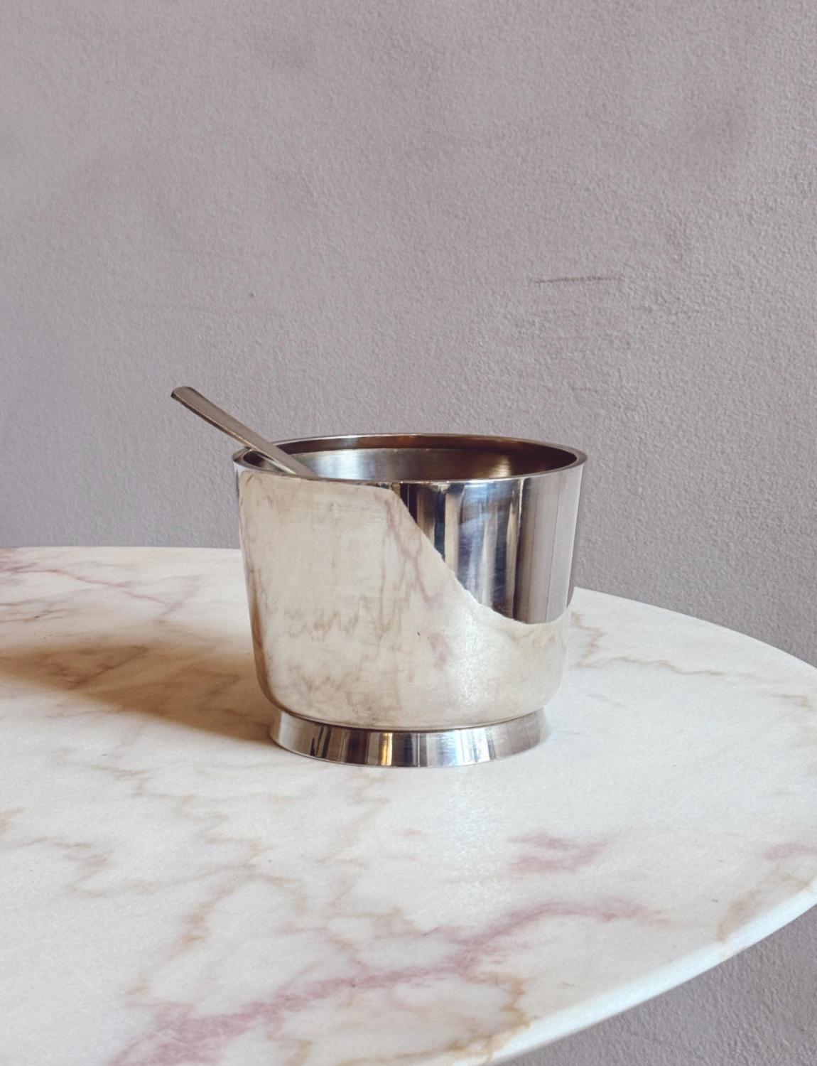 Ein ganz besonderer, von Gio Ponti entworfener, versilberter Eiskübel und Löffel von Krupp Milano. Beide Stücke sind auf dem Sockel mit dem Stempel Krupp Milano versehen. Dieses kultige Design ist ebenso schön wie nützlich. In sehr gutem Zustand.