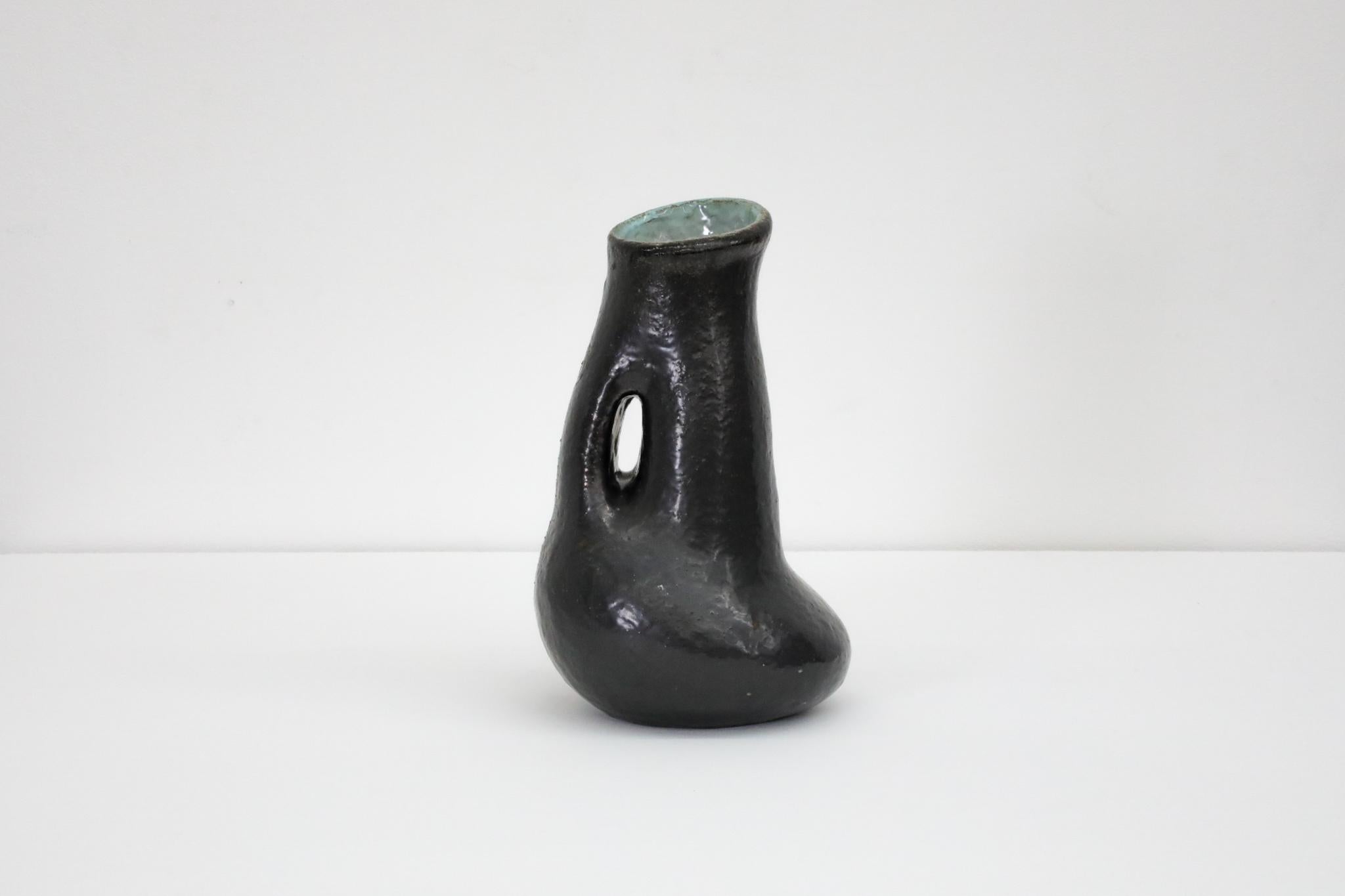 Le ceramiche di metà secolo che il prolifico ceramista tedesco Kurt Tschörner (1912-1987) realizzò per Ruscha Keramik sono ampiamente considerate tra i migliori design emersi dall'illustre industria ceramica tedesca del dopoguerra. Questo pezzo,