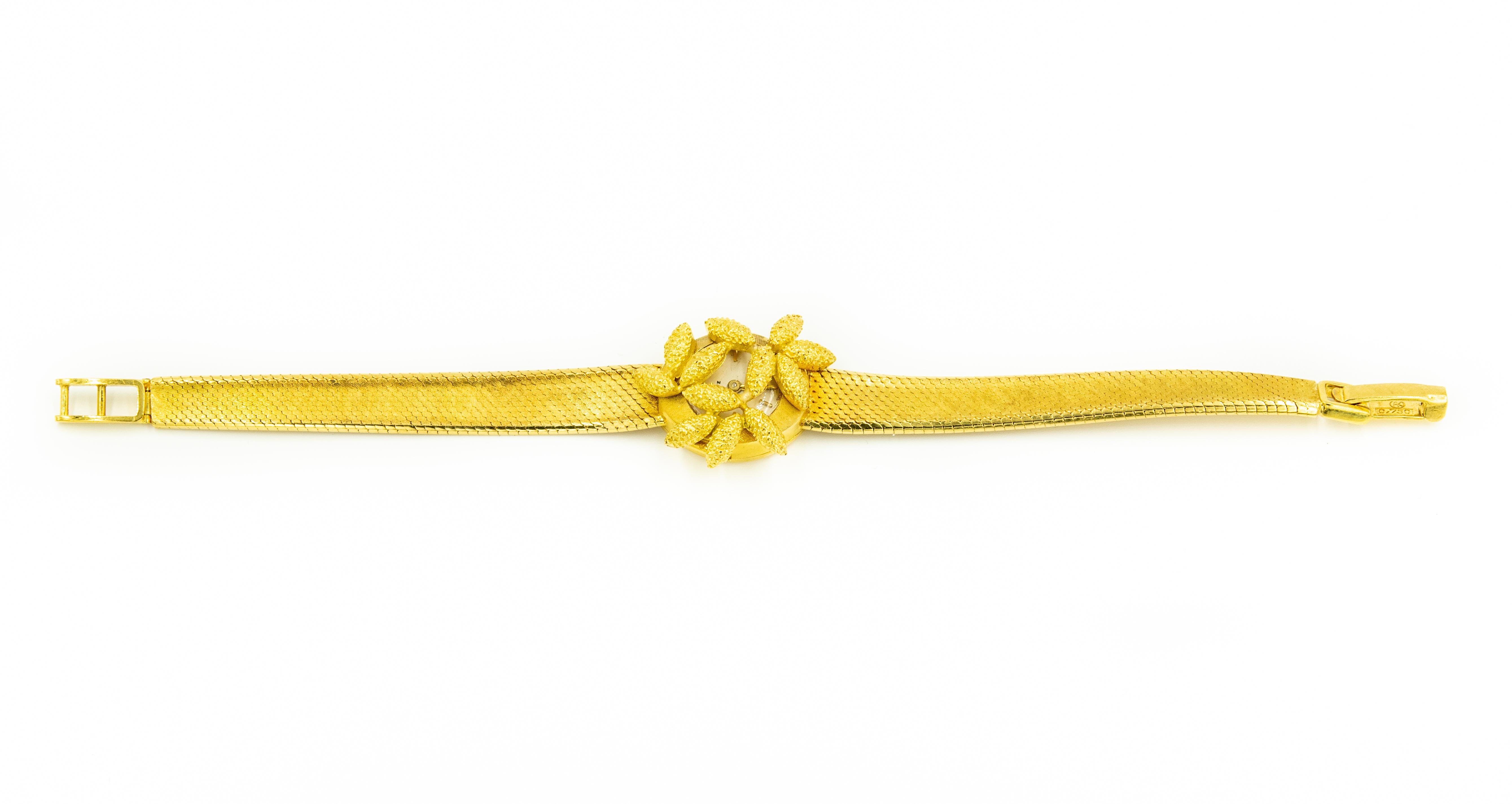 1960s Kurz Floral Flower Covered 18 Karat Yellow Gold Ladies Wristwatch Bracelet In Good Condition In Miami Beach, FL