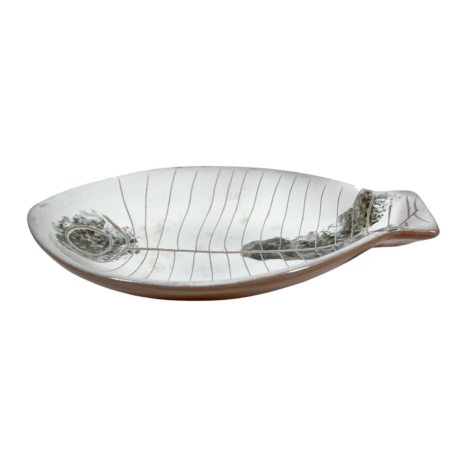 
1960s Art Pottery Modern Glazed Fish Dish by La Gardo Tackett and Kenji Fujita California
8,75 x 6 p x 1,25 haut
Petite entaille en bas. Difficile à voir, mais à mentionner.
Etat original non restauré.
Se référer à toutes les images fournies.
 