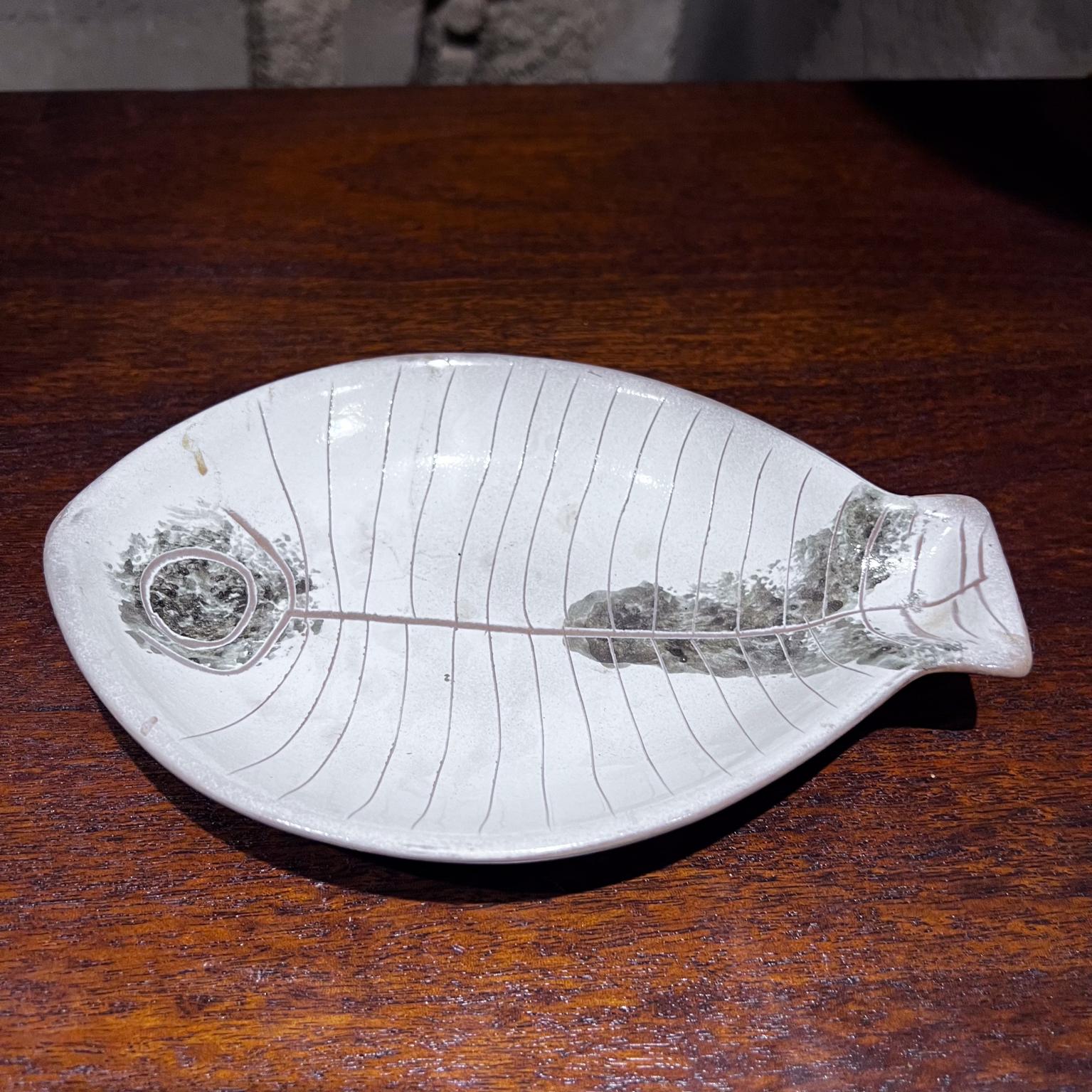 American 1960s Lagardo Tackett Fish Plate Glazed Art Pottery Kenji Fujita California For Sale