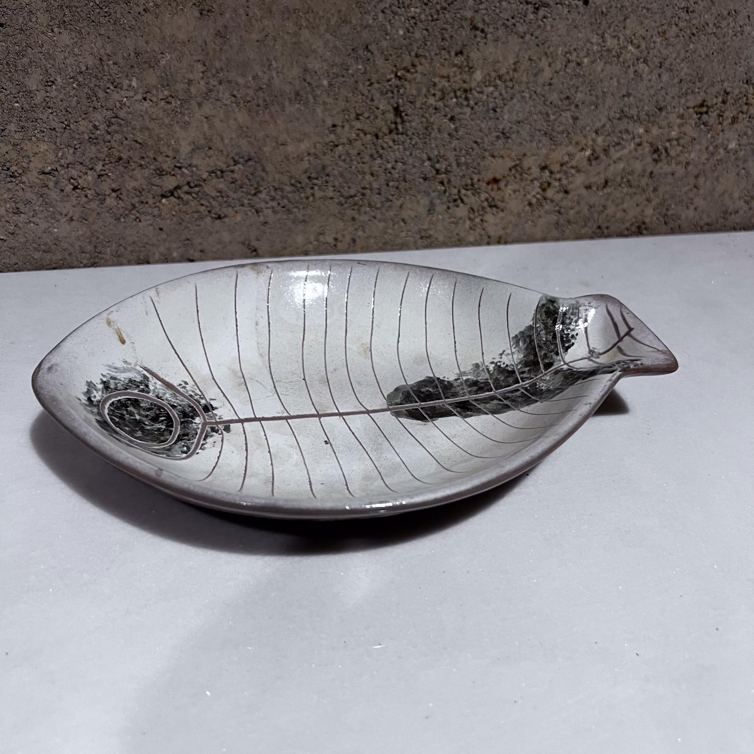 Mid-Century Modern 1960s Lagardo Tackett Fish Plate Glazed Art Pottery Kenji Fujita California For Sale