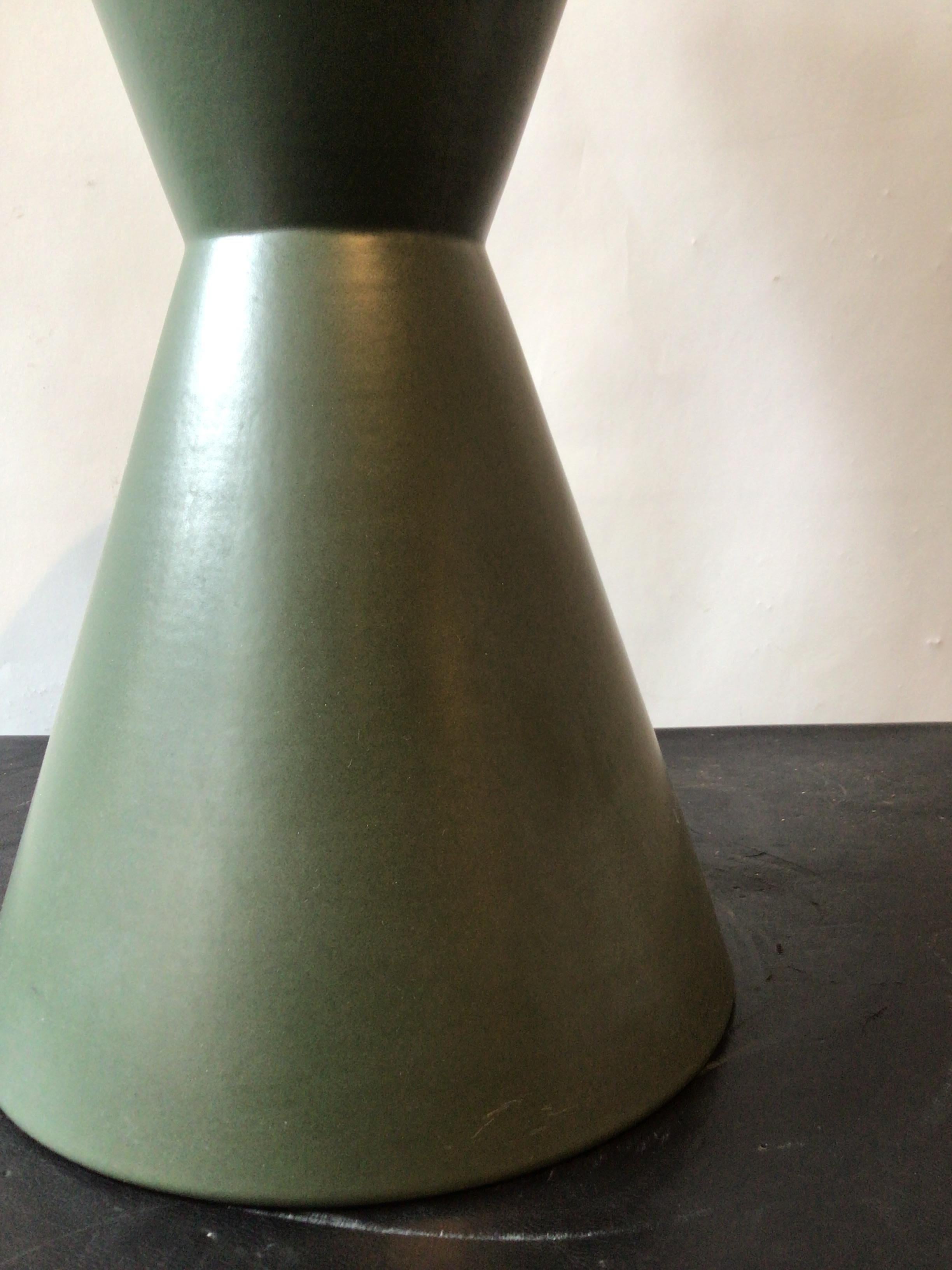 Grüner Sanduhr-Pflanzgefäß von Lagardo Tackett für Architectural Pottery aus den 1960er Jahren im Zustand „Gut“ im Angebot in Tarrytown, NY