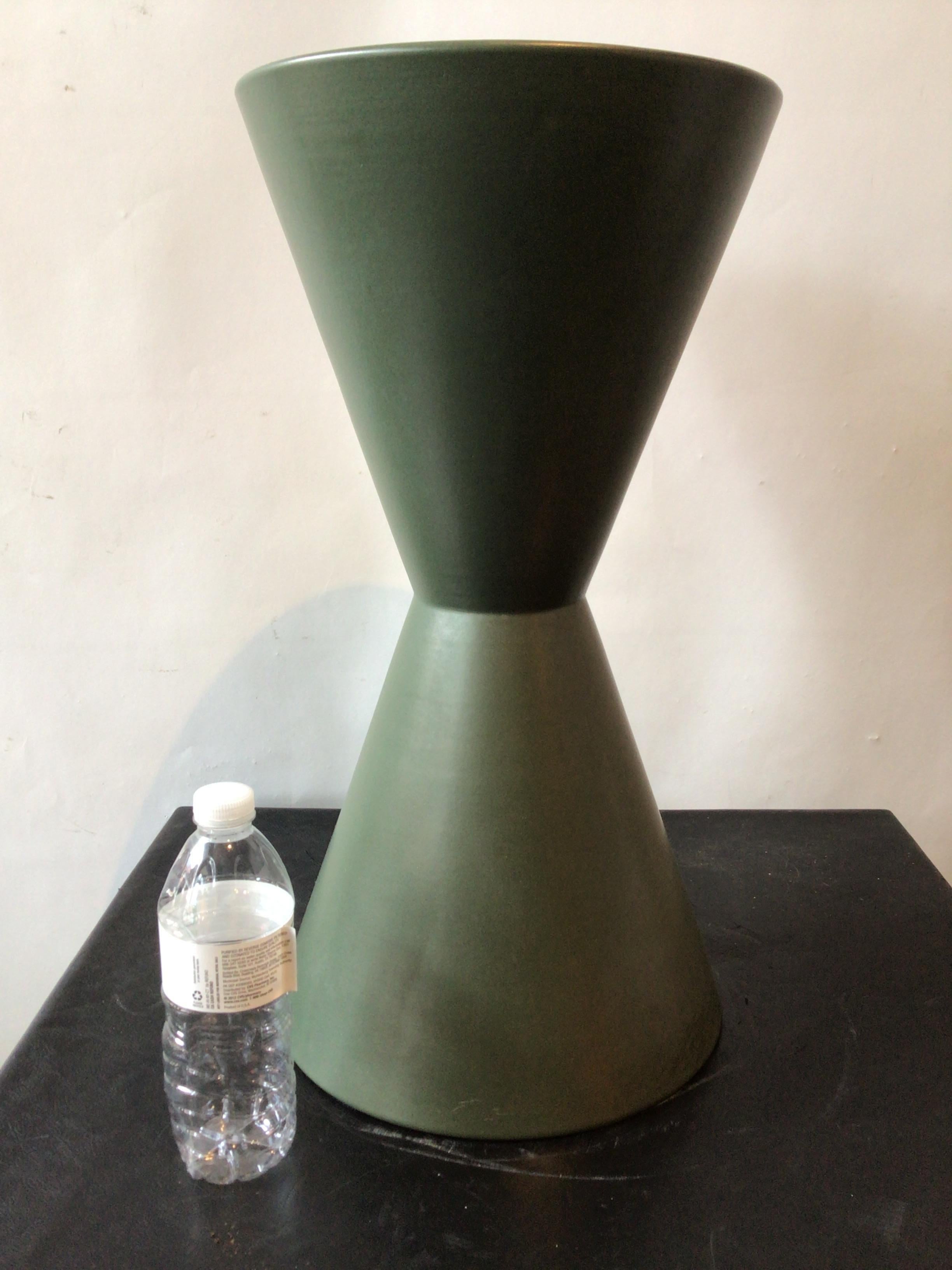 Grüner Sanduhr-Pflanzgefäß von Lagardo Tackett für Architectural Pottery aus den 1960er Jahren im Angebot 1
