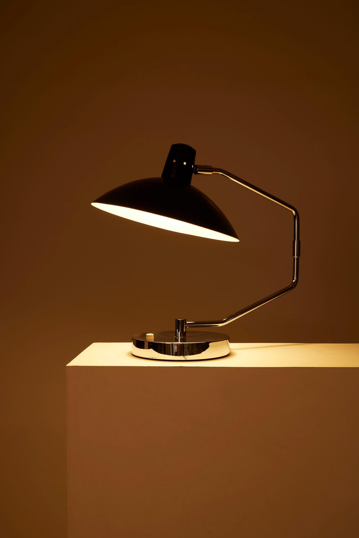 Table lamp from the designer Clay Mitchie for Knoll. It features a black lacquered metal reflector, a brushed metal arm, and a weighted base. The reflector is adjustable according to preferences. In perfect condition.
DV439
