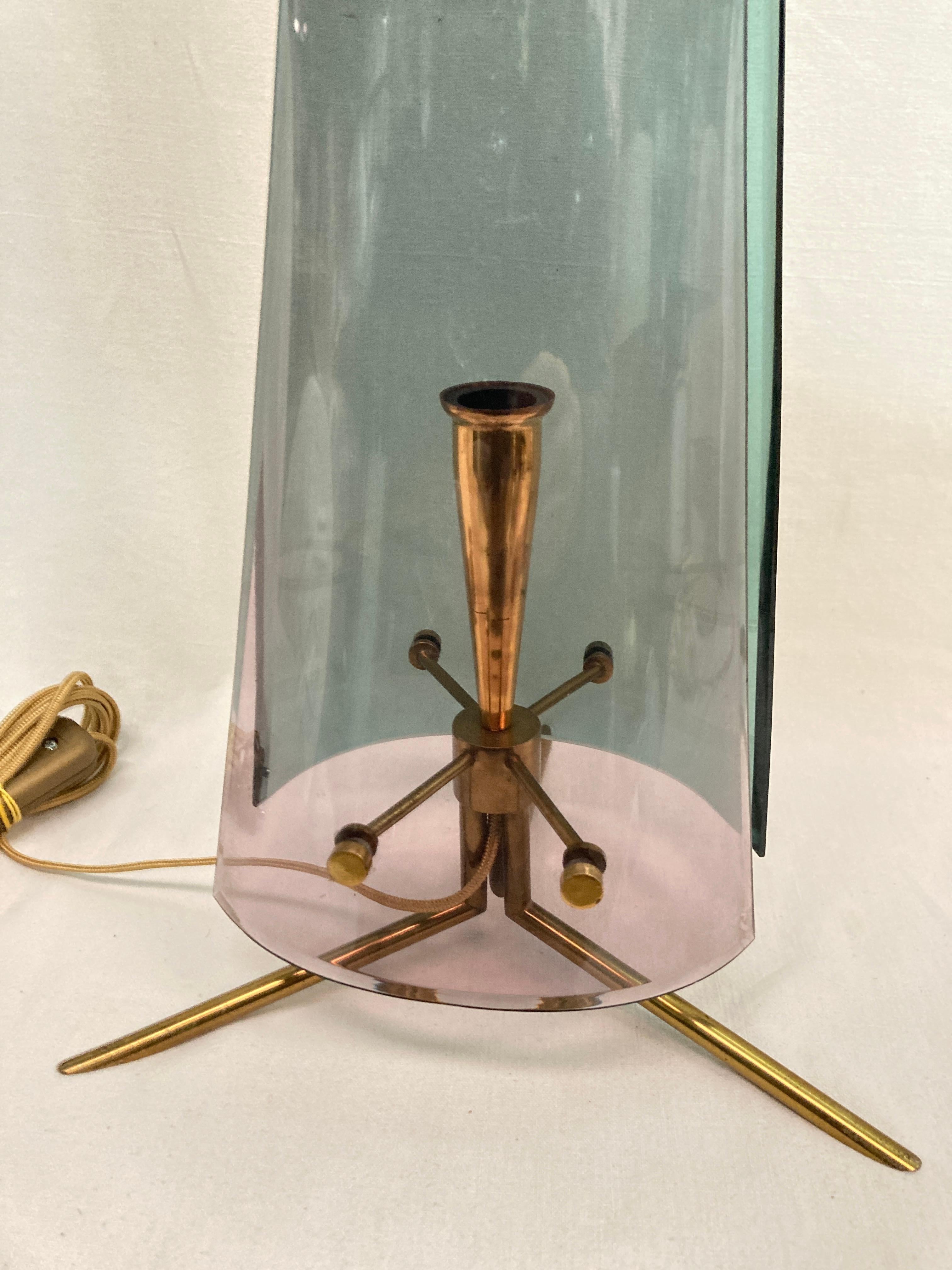 Tischlampe aus Plexiglas und Messing aus den 1960er Jahren im Stil von Fontana Arte
Großartiges Design
Gute Qualität
Toller Zustand