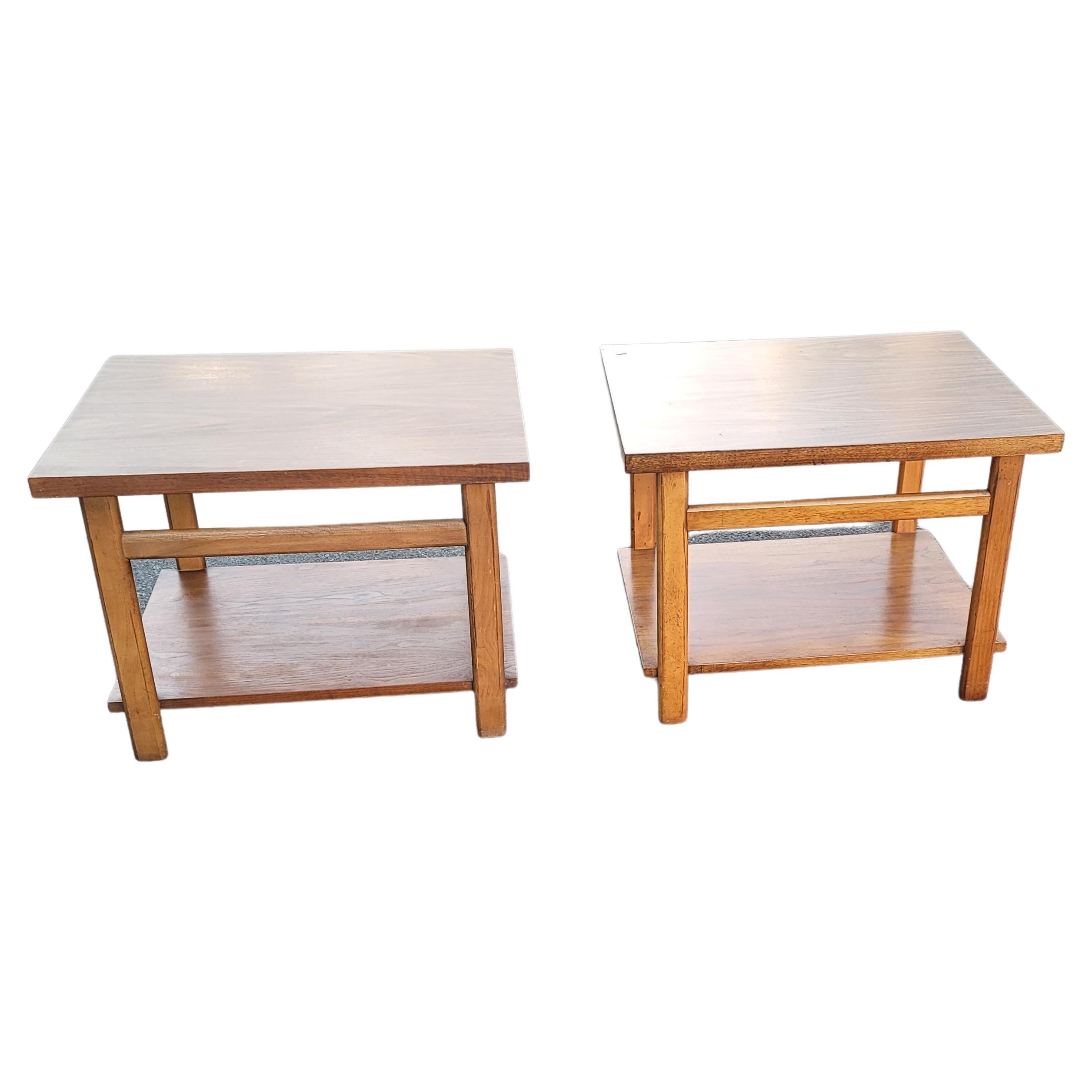 Mid-Century Modern Tables d'appoint à deux niveaux Lane Altavista des années 1960 avec plateau en formica en vente