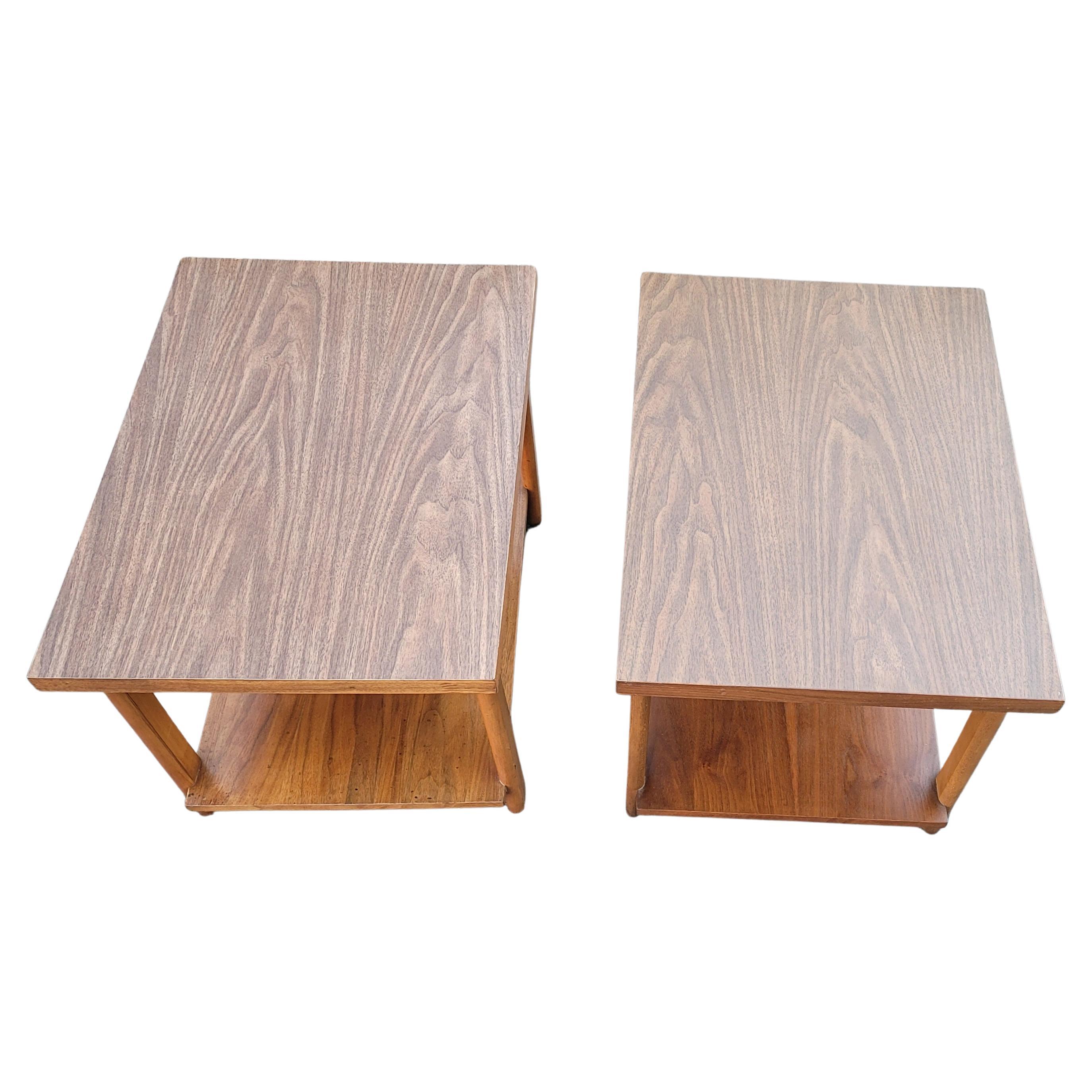 Travail du bois Tables d'appoint à deux niveaux Lane Altavista des années 1960 avec plateau en formica en vente