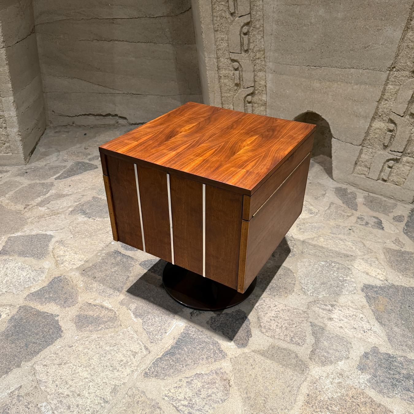 mueble bar giratorio de los años 60 Space Age Modernism Estadounidense en venta