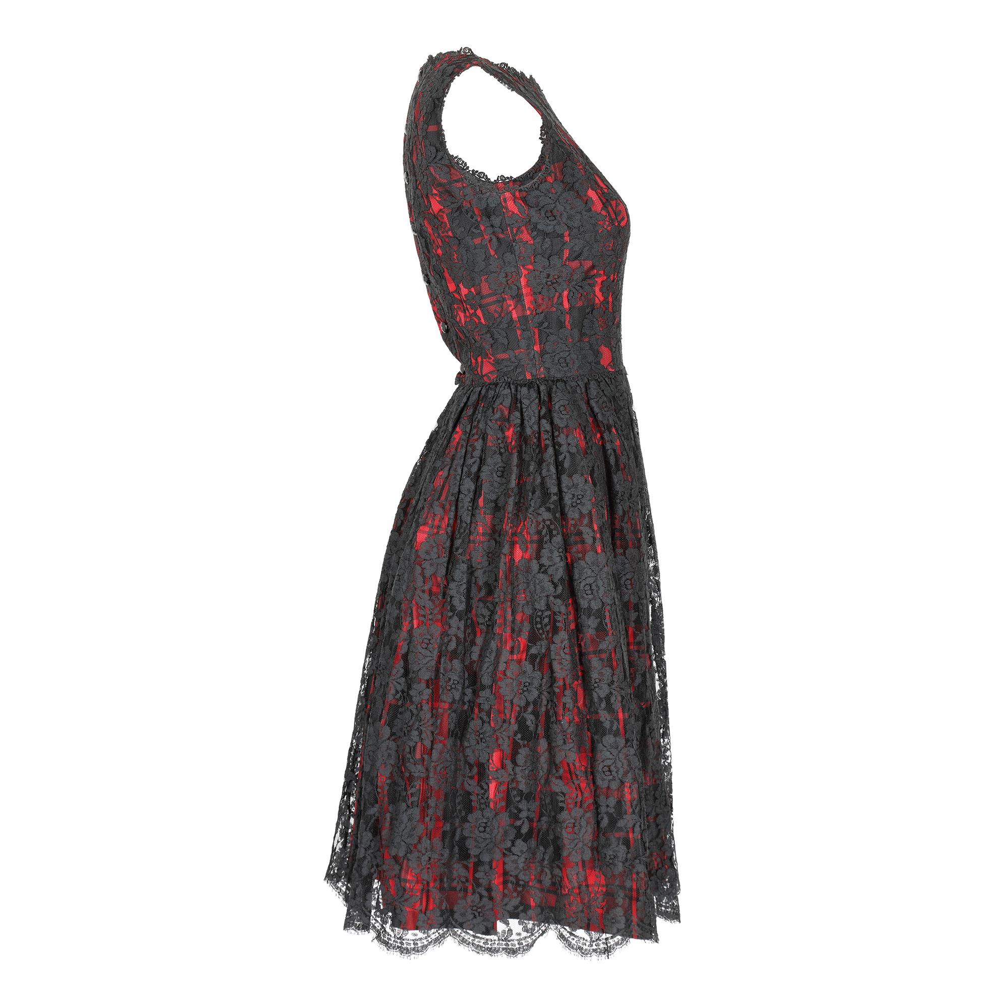 Une belle robe de soirée vintage qui peut être datée exactement de 1962 par le label - Lang originals, qui était une marque de la maison de couture américaine Jean Lang et fondée en 1916. La robe est un joli motif à carreaux noirs et rouges de