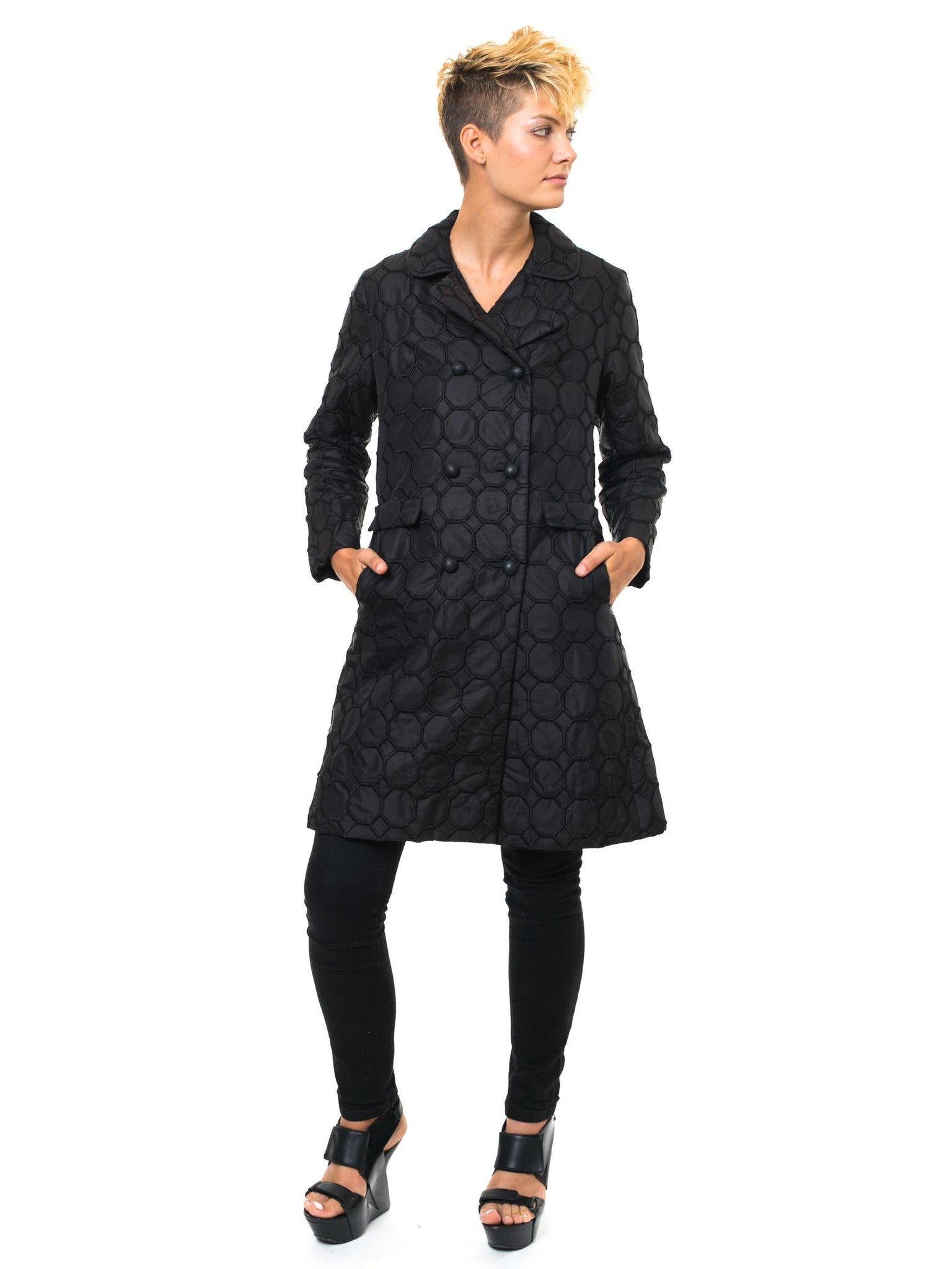 manteau Mod Mod des années 1960 LANSON noir brodé de motifs cubiques