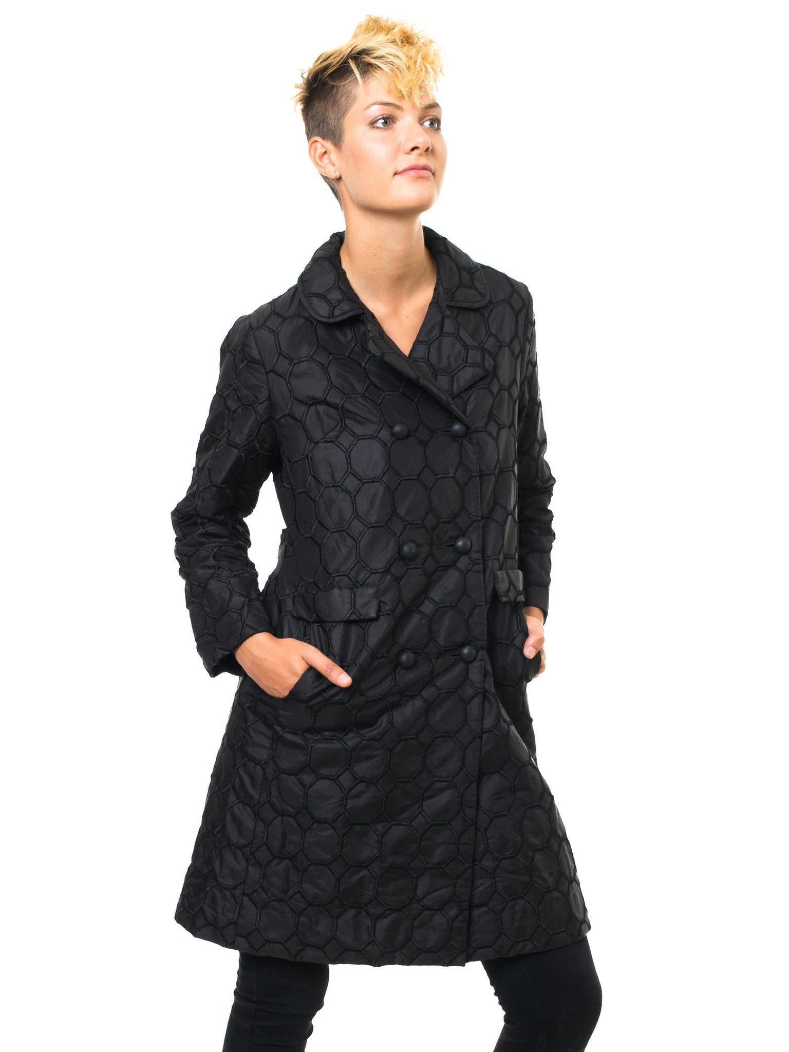 Noir Lanson - Manteau modulaire noir brodé de motifs cubiques, années 1960 en vente