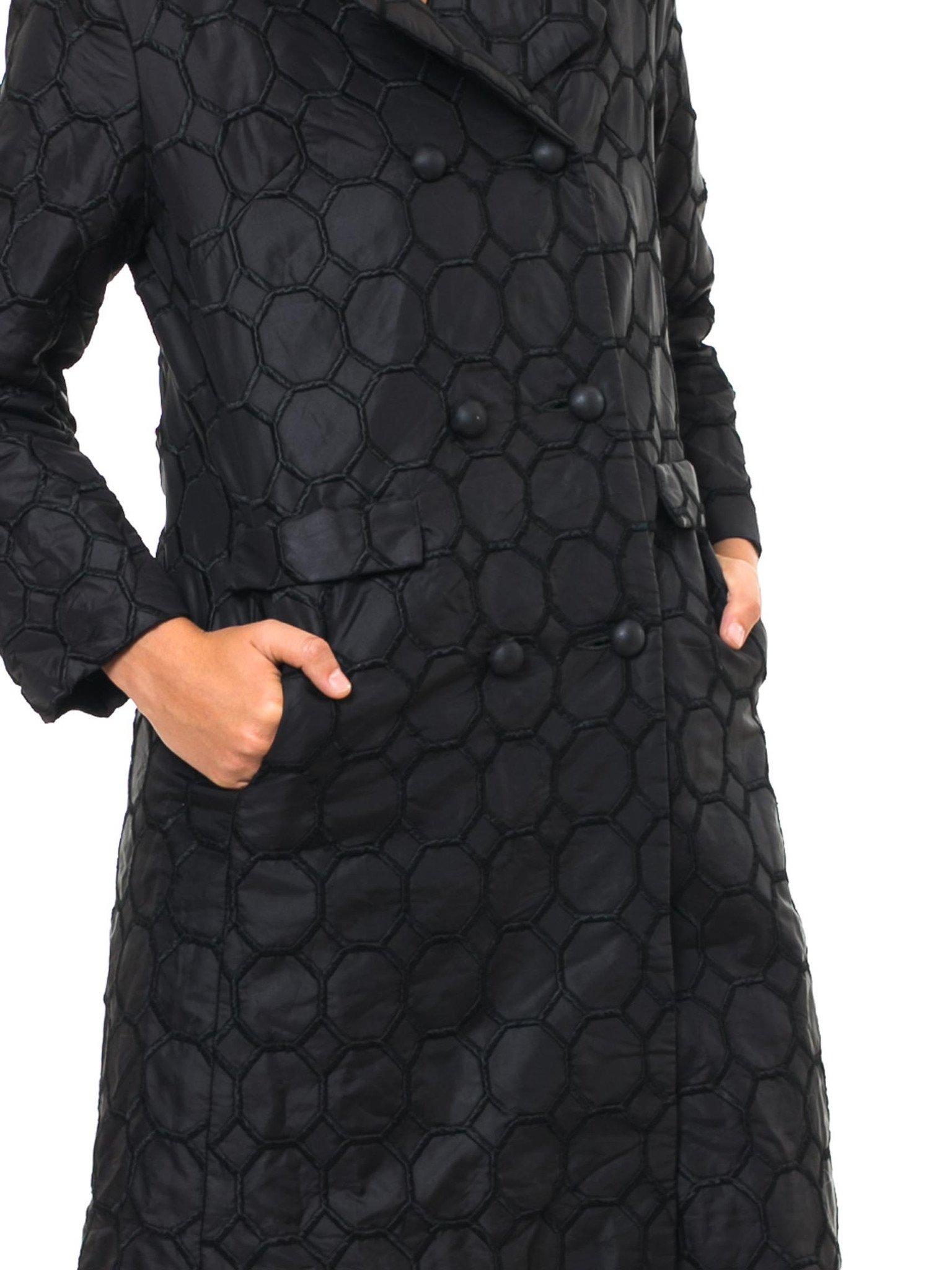 Lanson - Manteau modulaire noir brodé de motifs cubiques, années 1960 Excellent état - En vente à New York, NY