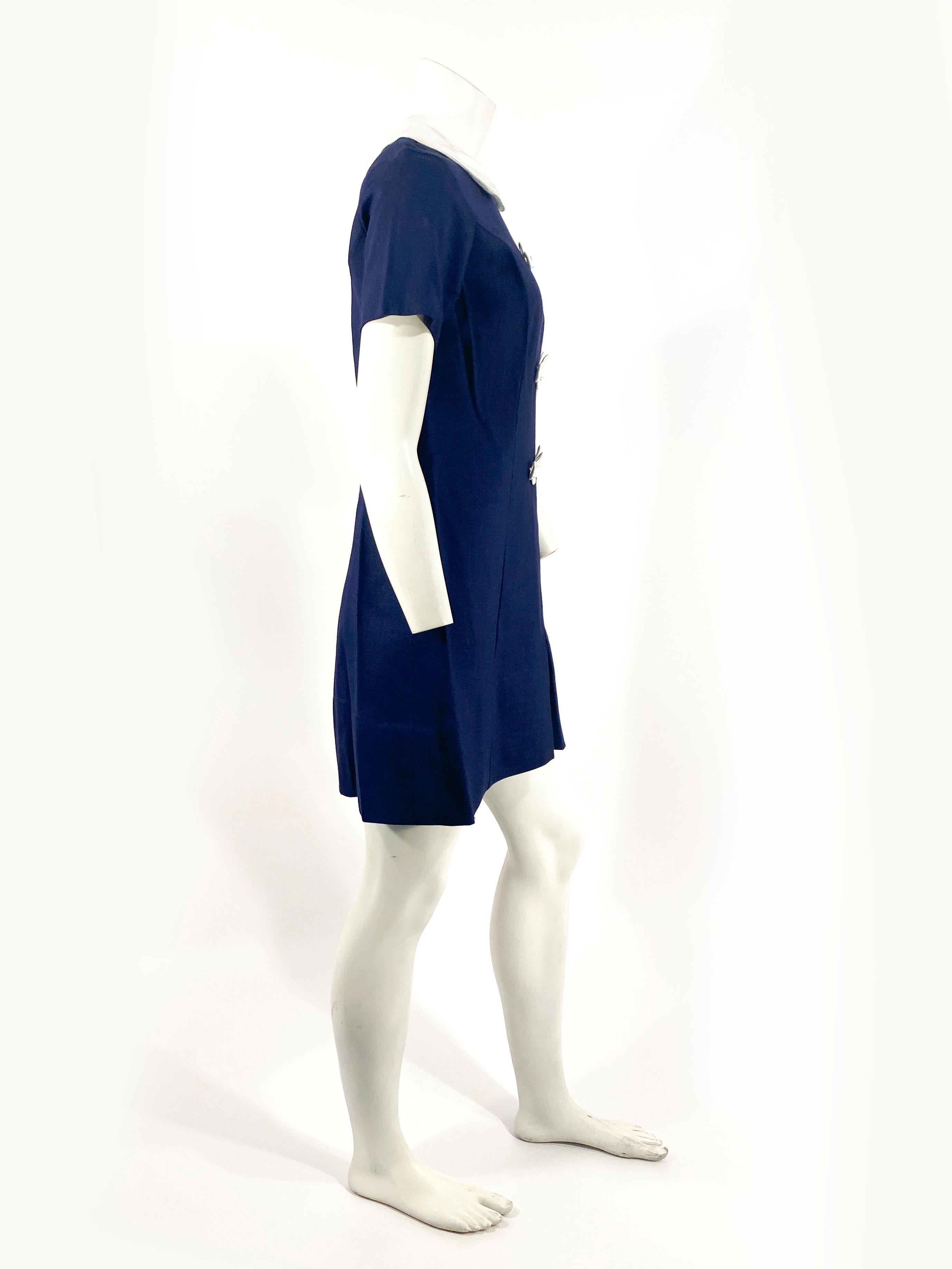 1960er Jahre Lanz Marineblaues und weißes Mini-Shiftkleid (Violett) im Angebot