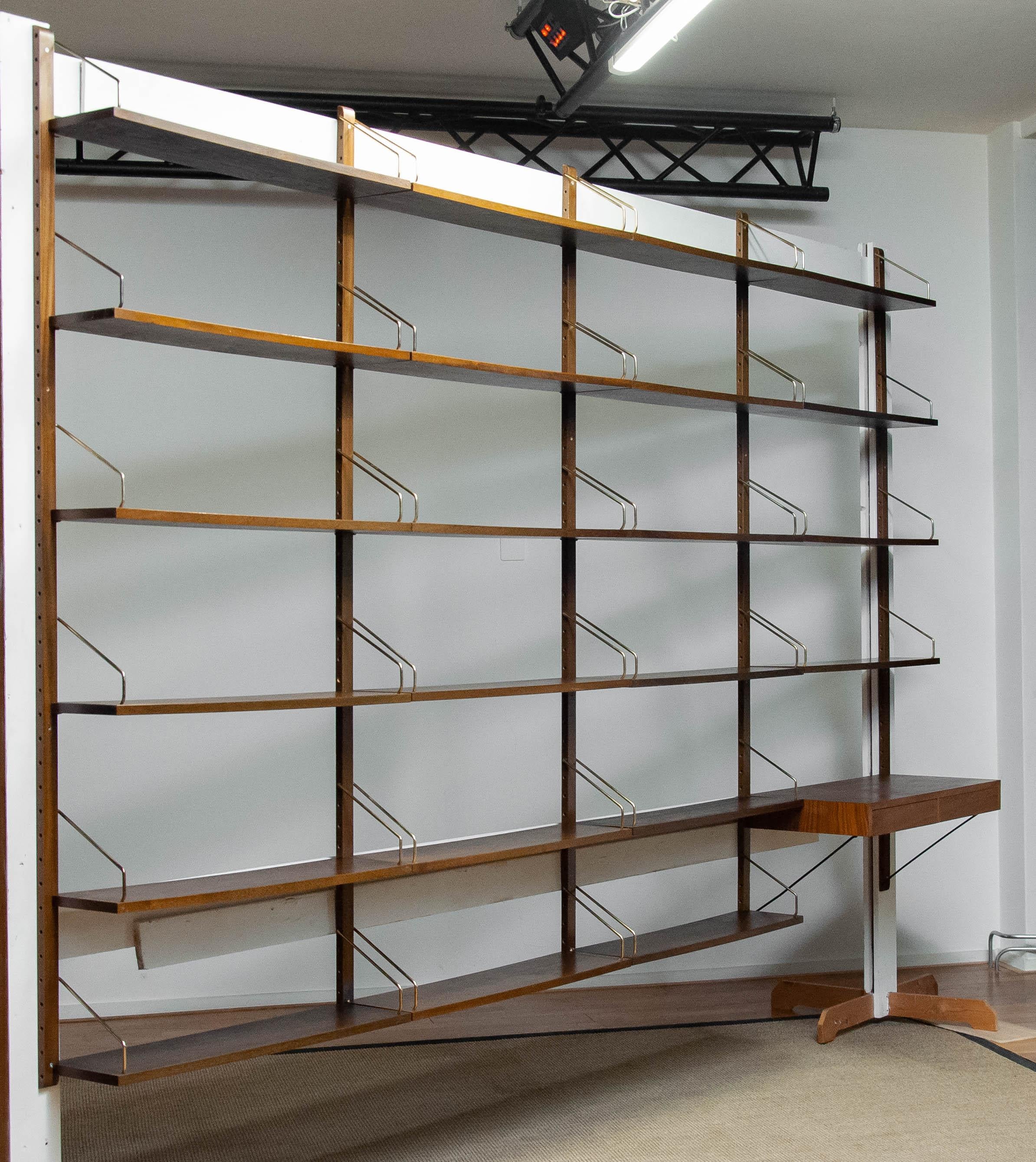 Beautiful and large modulair wall system / bookcase in walnut with brass supports designed by Poul Cadovius for Cado in Denmark 1950's.
This large walnut system consists five wall slats in beech each 198 cm / 78 inches length.
twenty two shelfs