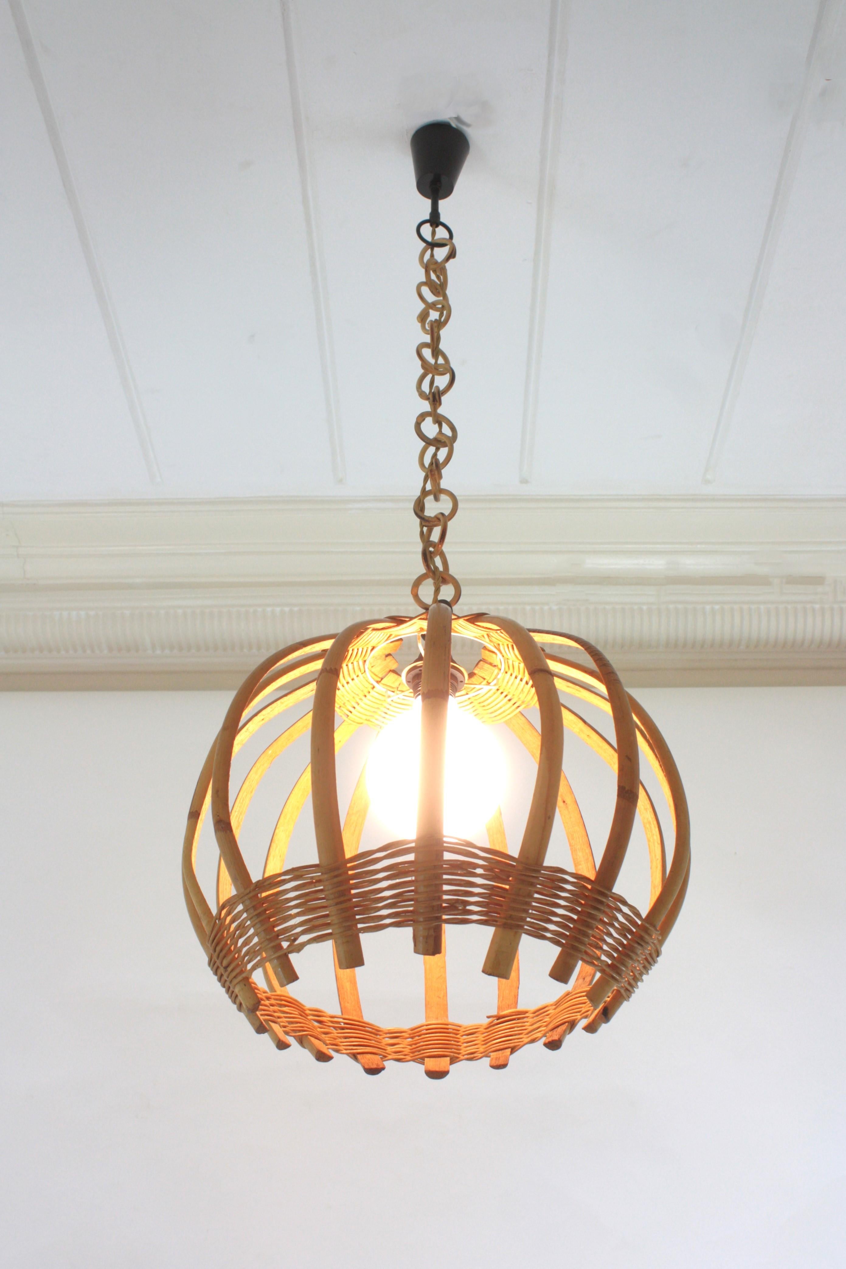 Grande lampe à suspension de forme ronde en bambou et rotin avec détails en osier tressé des années 1960 en vente 2