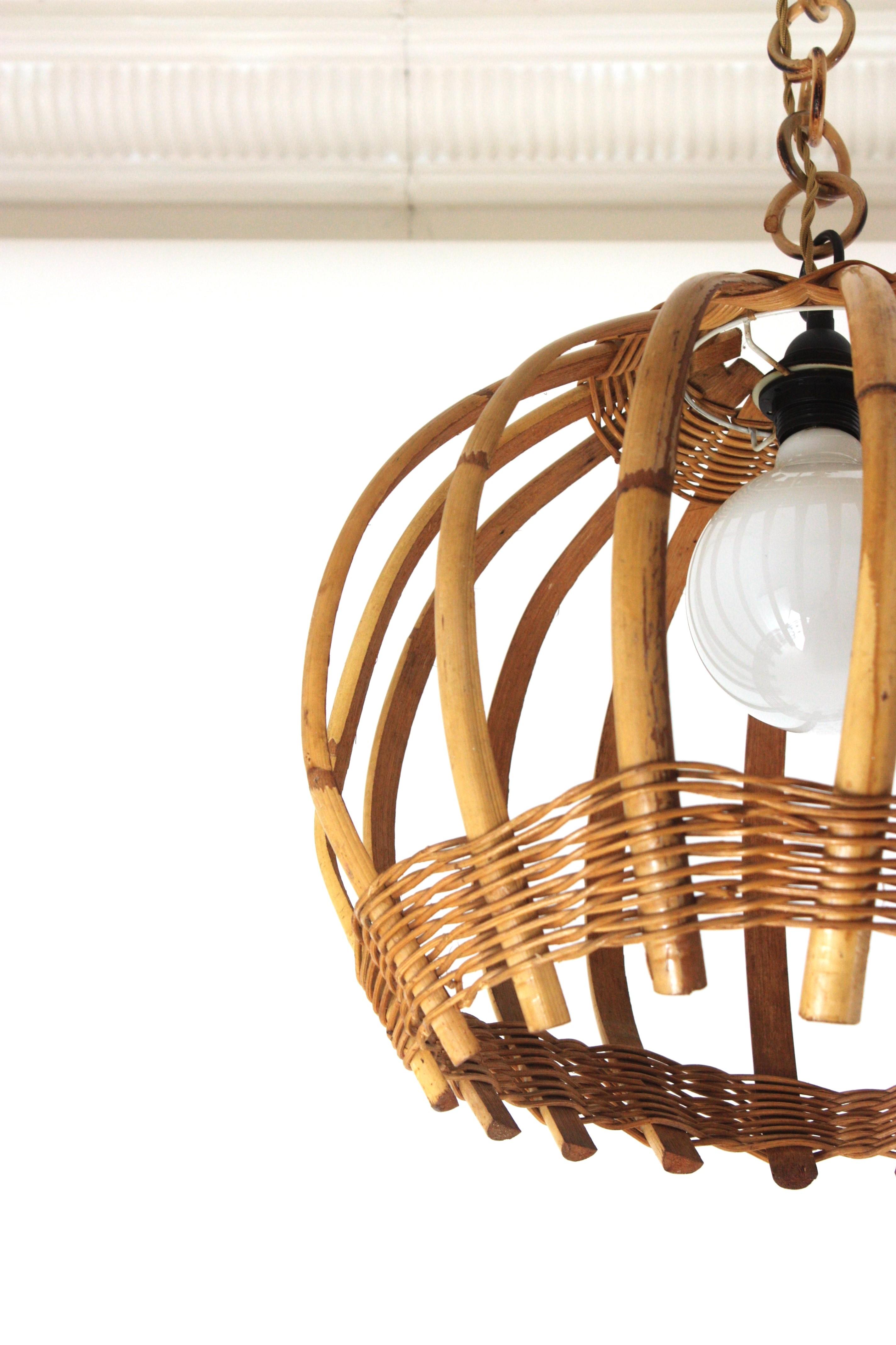 Grande lampe à suspension de forme ronde en bambou et rotin avec détails en osier tressé des années 1960 en vente 5