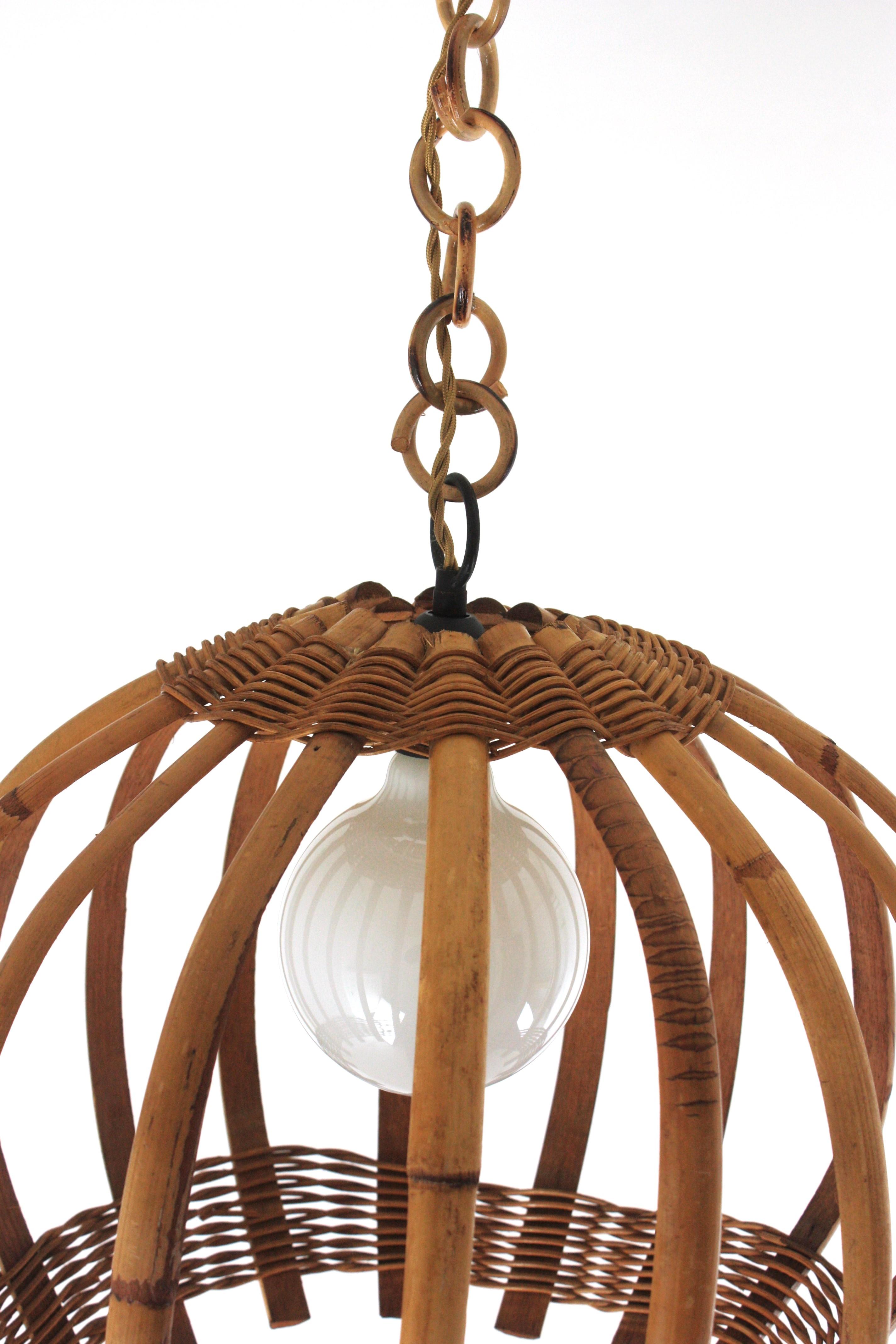 Grande lampe à suspension de forme ronde en bambou et rotin avec détails en osier tressé des années 1960 en vente 7