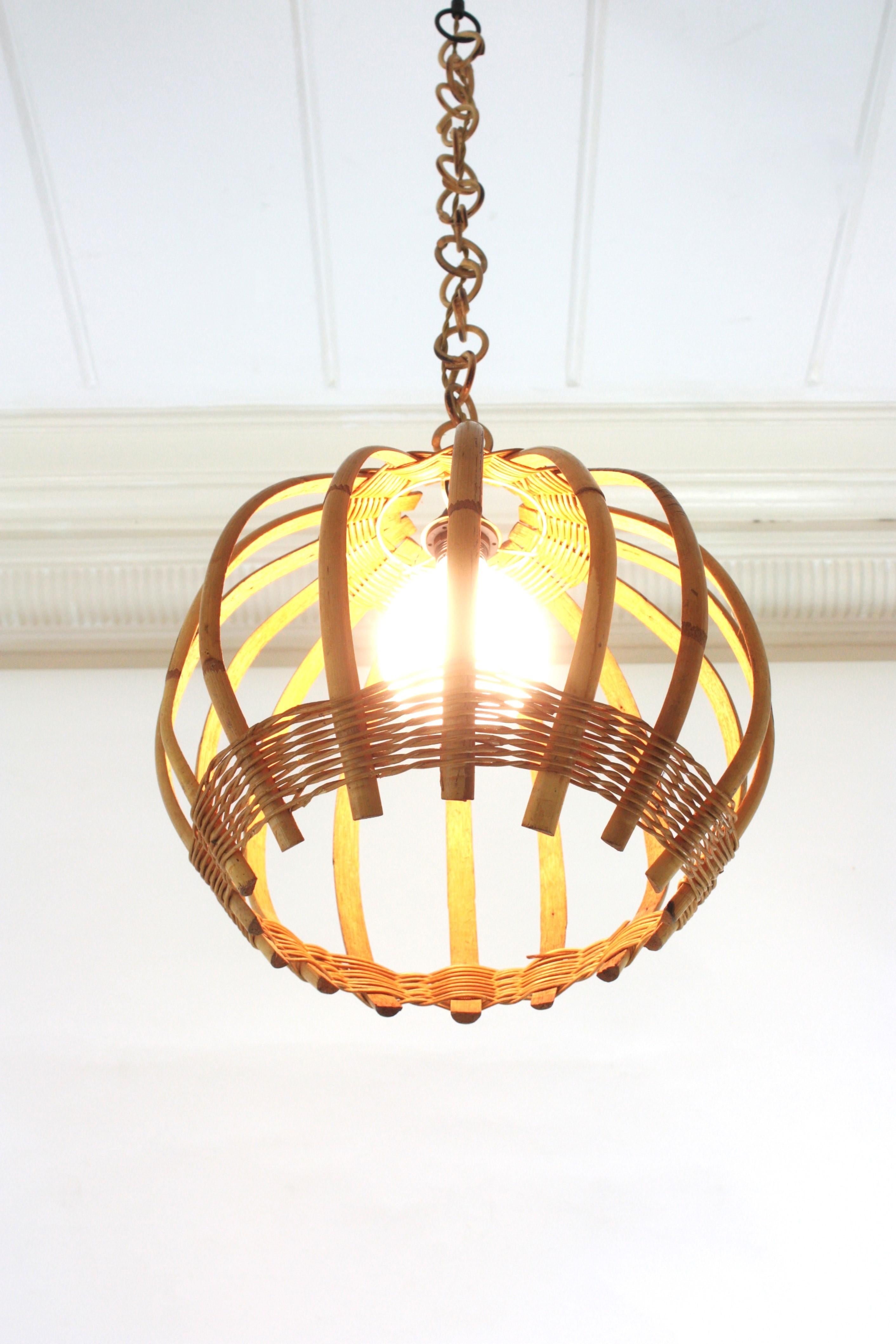 Grande lampe à suspension de forme ronde en bambou et rotin avec détails en osier tressé des années 1960 en vente 10