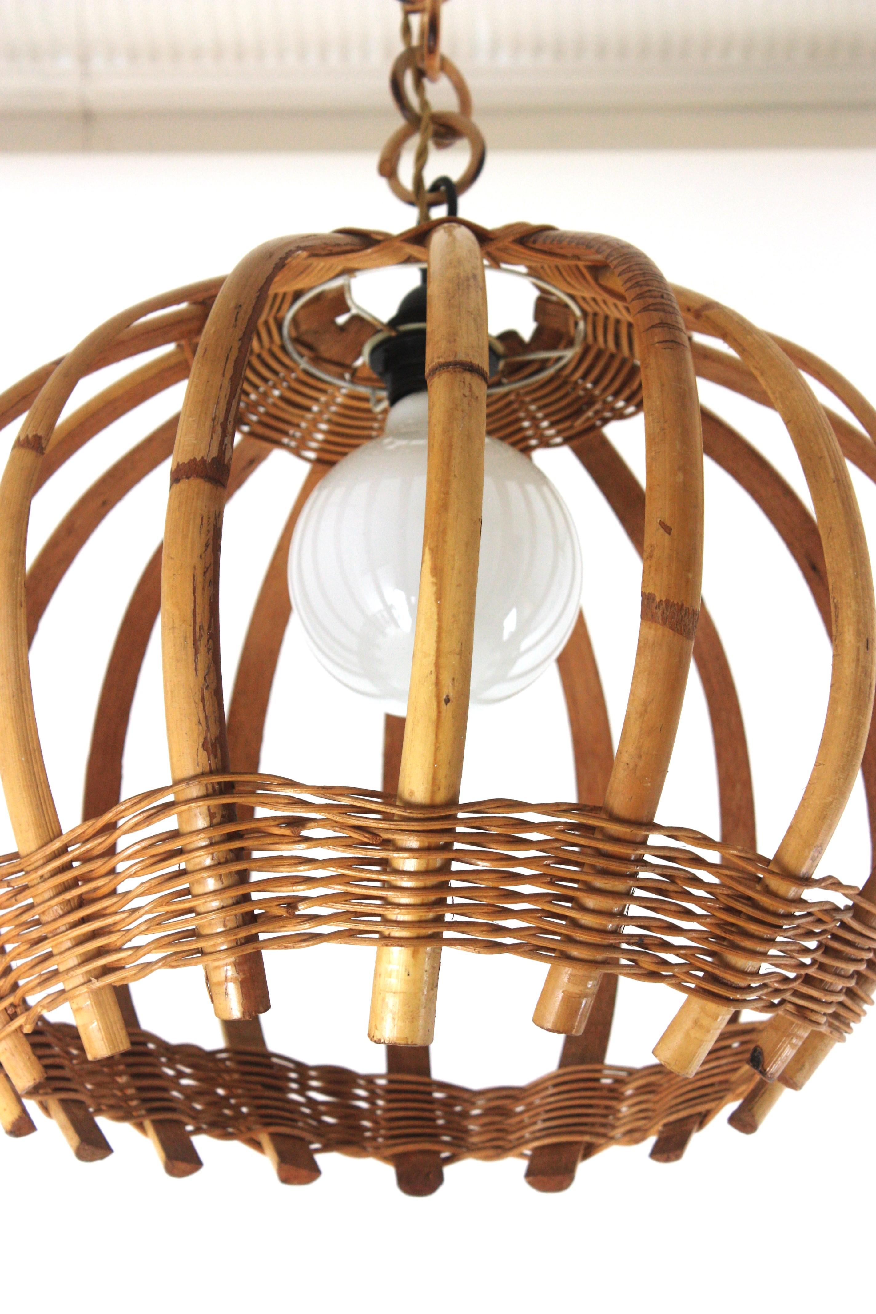 Grande lampe à suspension de forme ronde en bambou et rotin avec détails en osier tressé des années 1960 Bon état - En vente à Barcelona, ES
