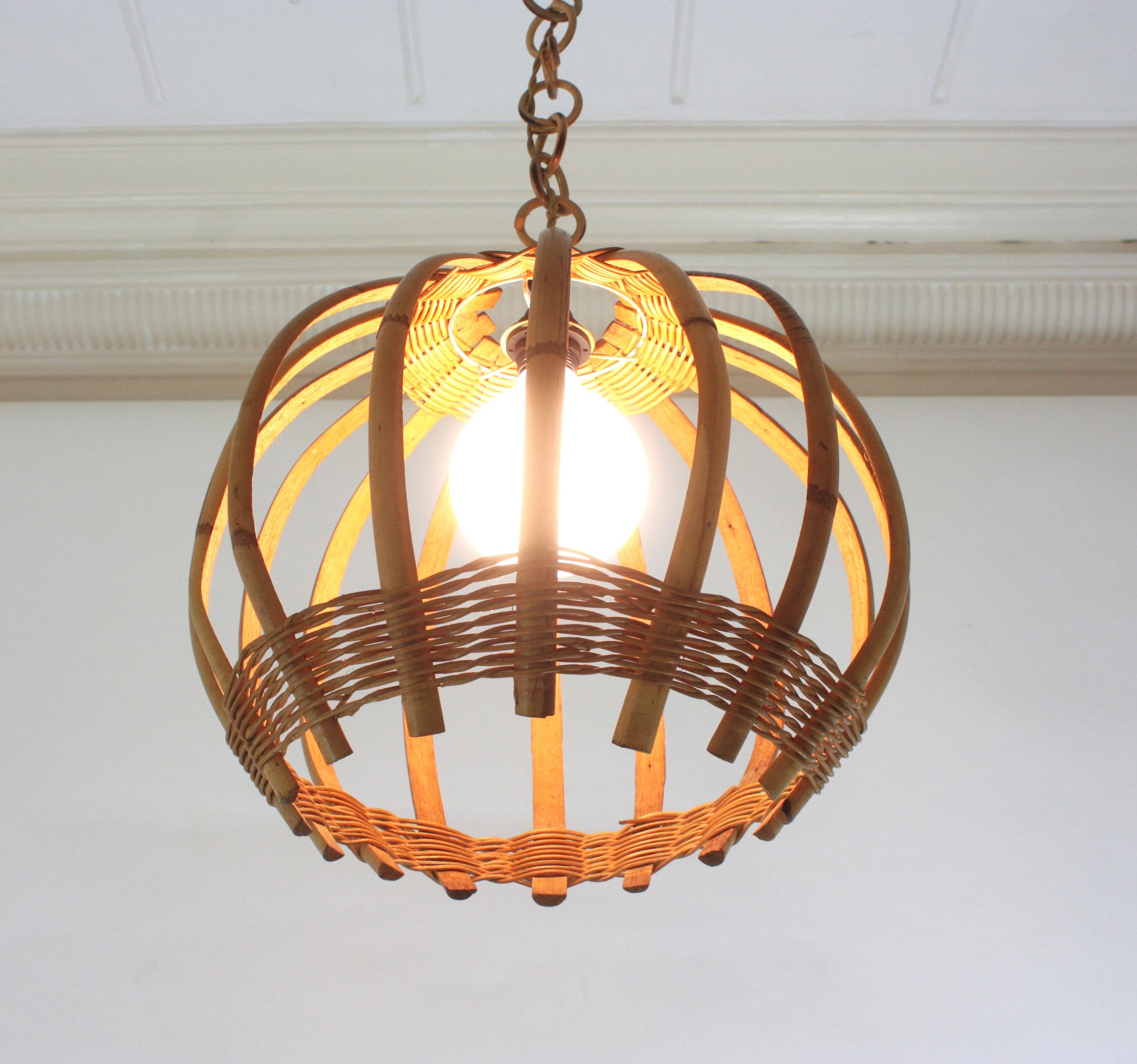 20ième siècle Grande lampe à suspension de forme ronde en bambou et rotin avec détails en osier tressé des années 1960 en vente