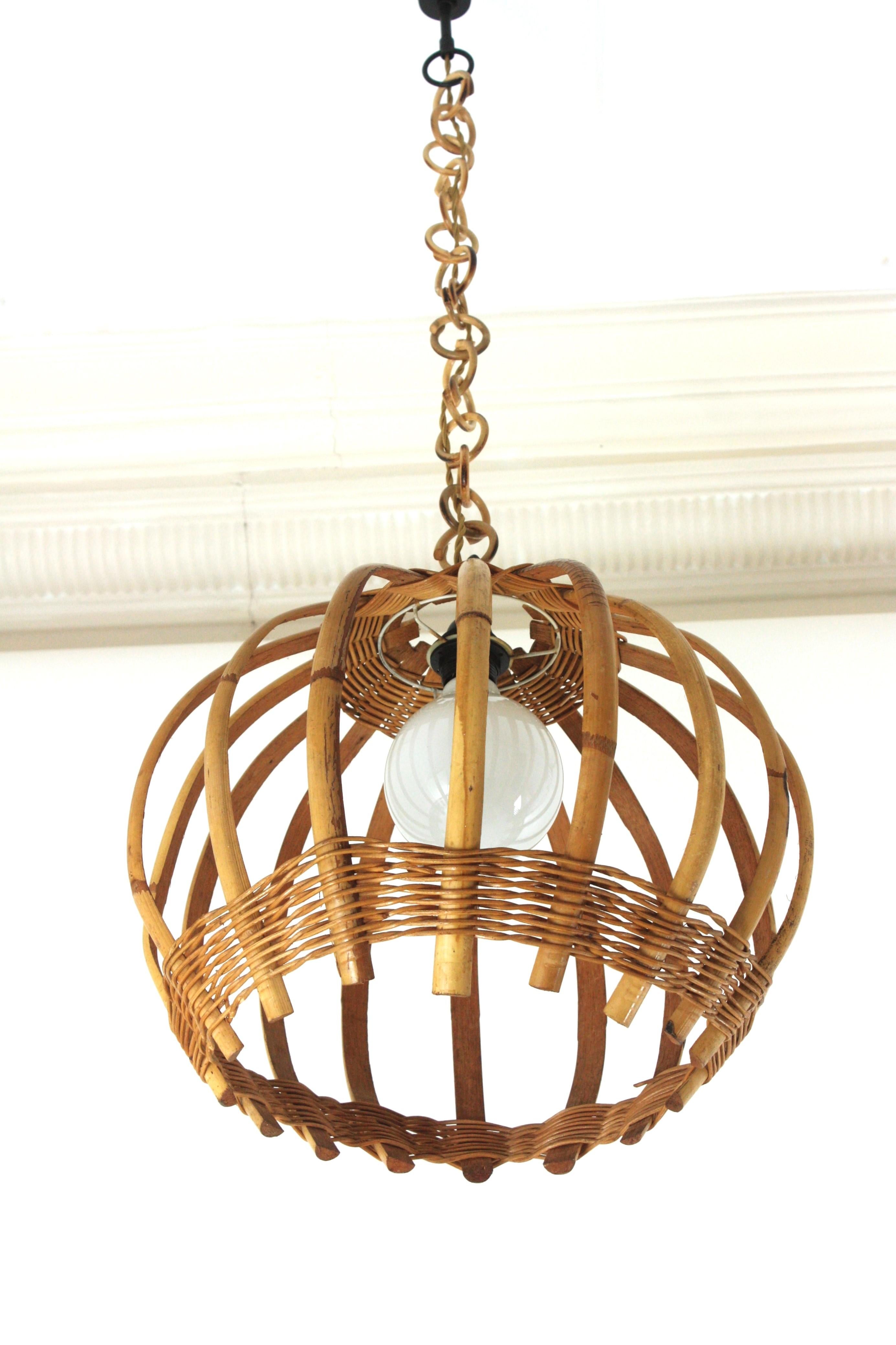Fer Grande lampe à suspension de forme ronde en bambou et rotin avec détails en osier tressé des années 1960 en vente