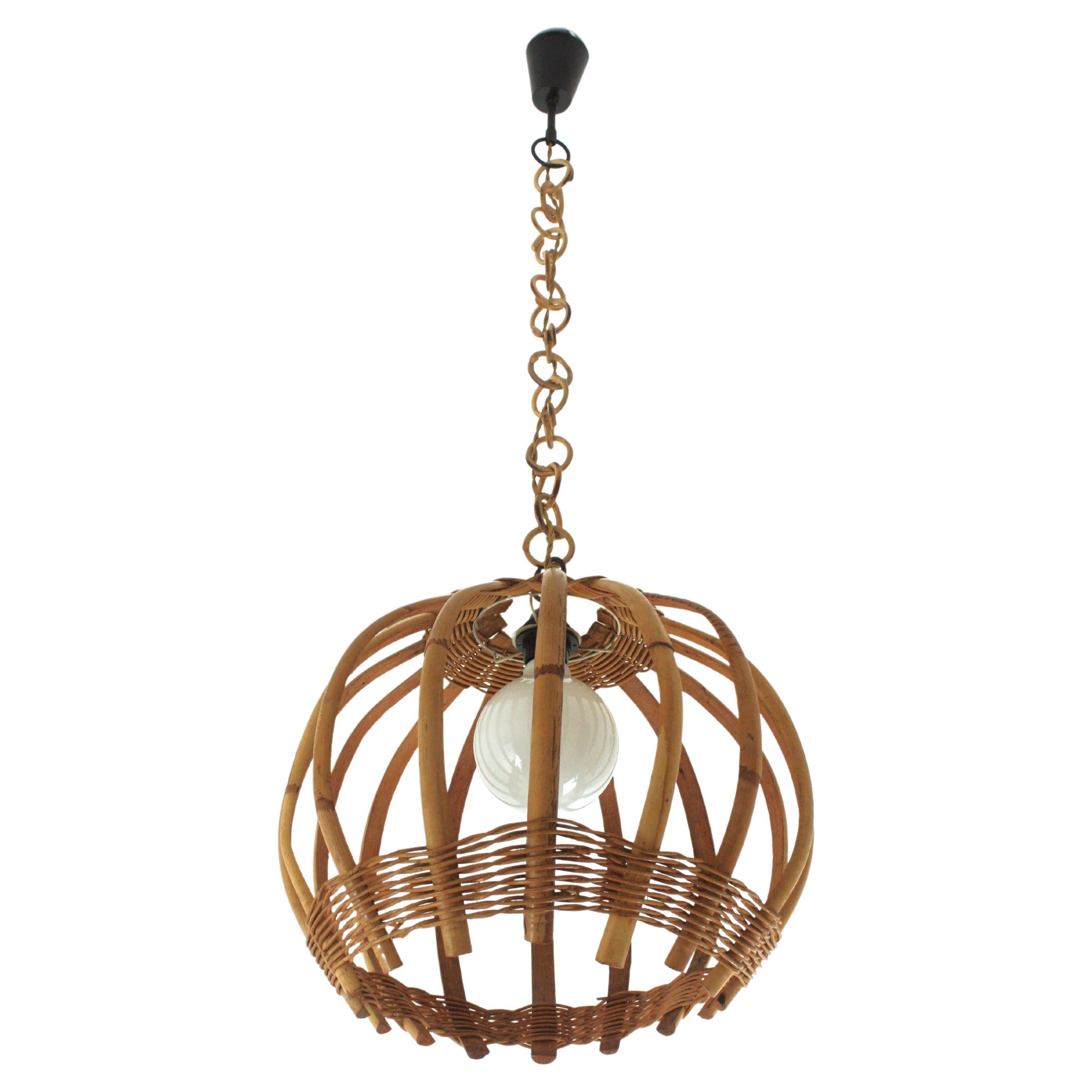 Grande lampe à suspension de forme ronde en bambou et rotin avec détails en osier tressé des années 1960 en vente