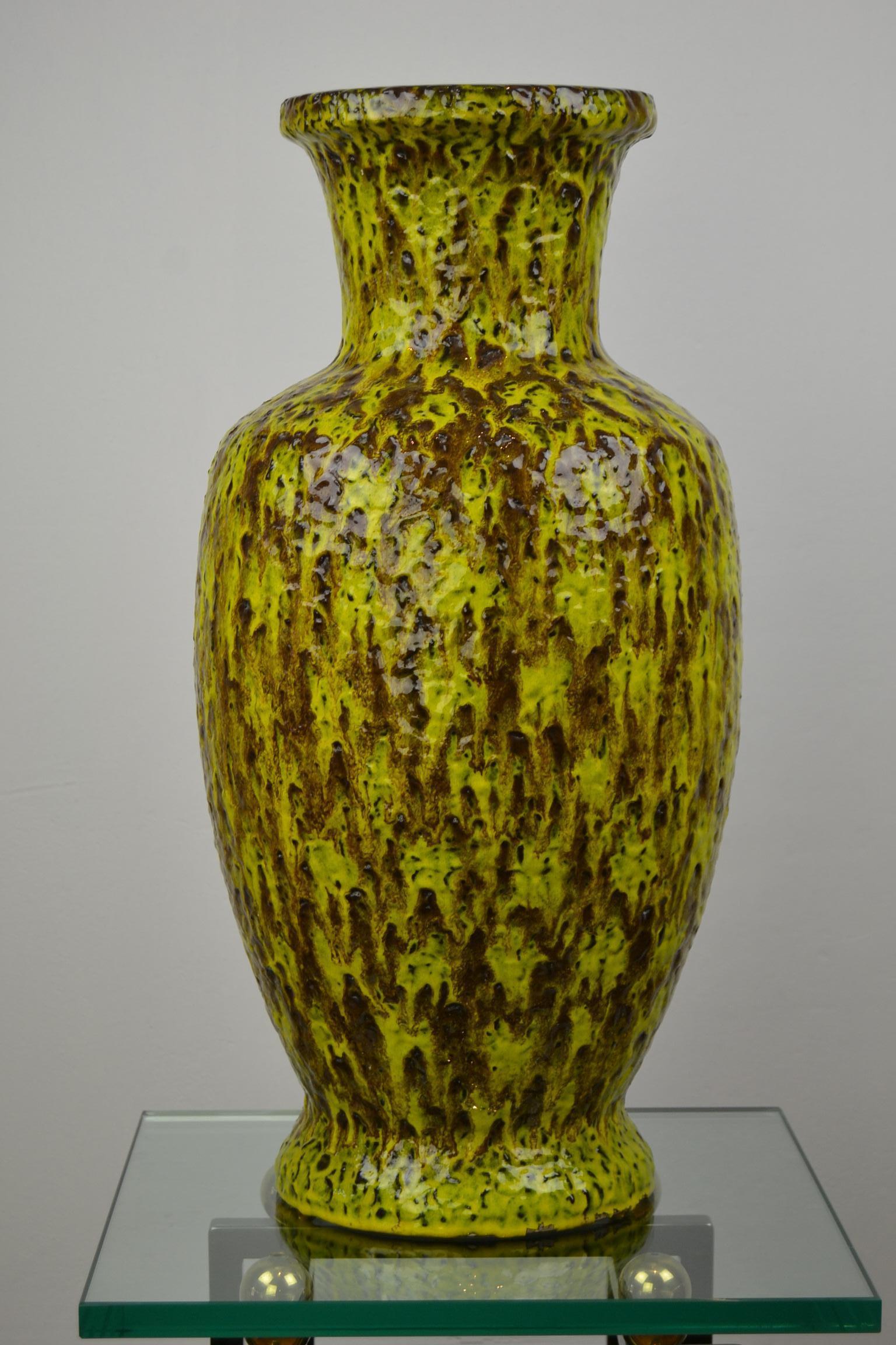 Vernissé vase en céramique des années 1960:: jaune:: vert:: marron:: Allemagne de l'Ouest