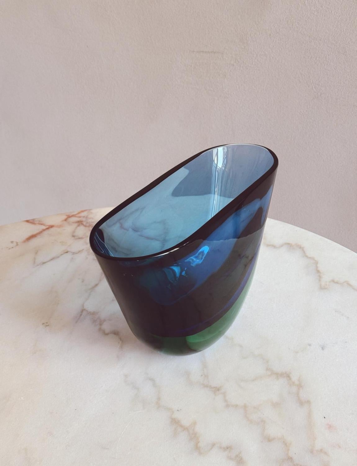 1960s Large Blue Flavio Poli Sommerso Vase mediados del siglo XX en venta