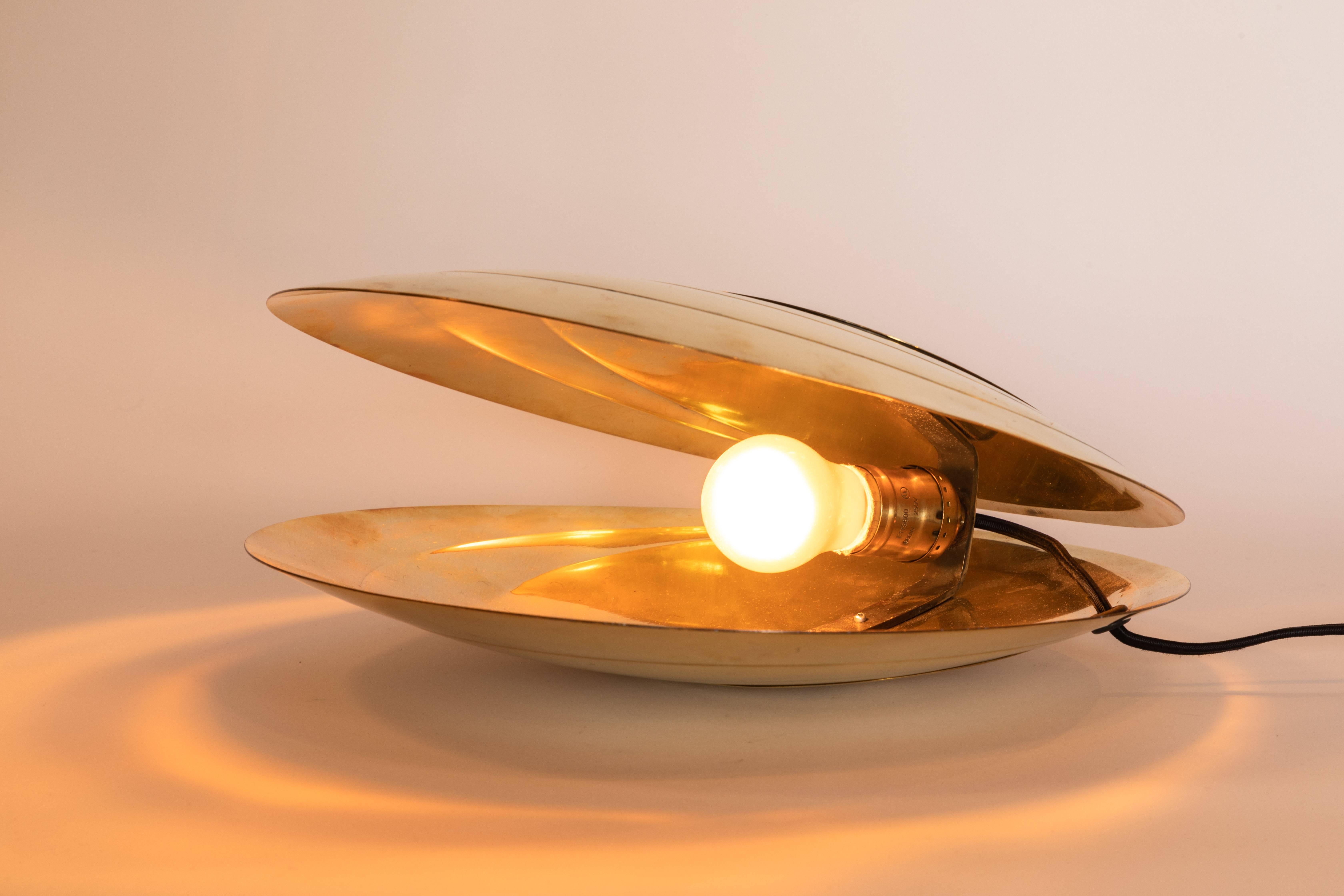 1960s Large Brass Clamshell Table Lamp by Angelo Brotto In Good Condition In Glendale, CA
